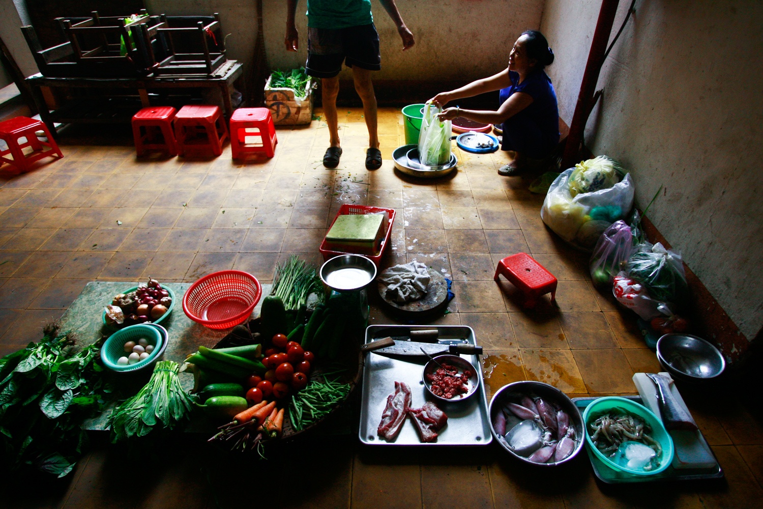 Sạp hàng của chị cũng không có gì nhiều chỉ một it rau một ít thịt thà đáp ứng nhu cầu cơ bản của cư dân