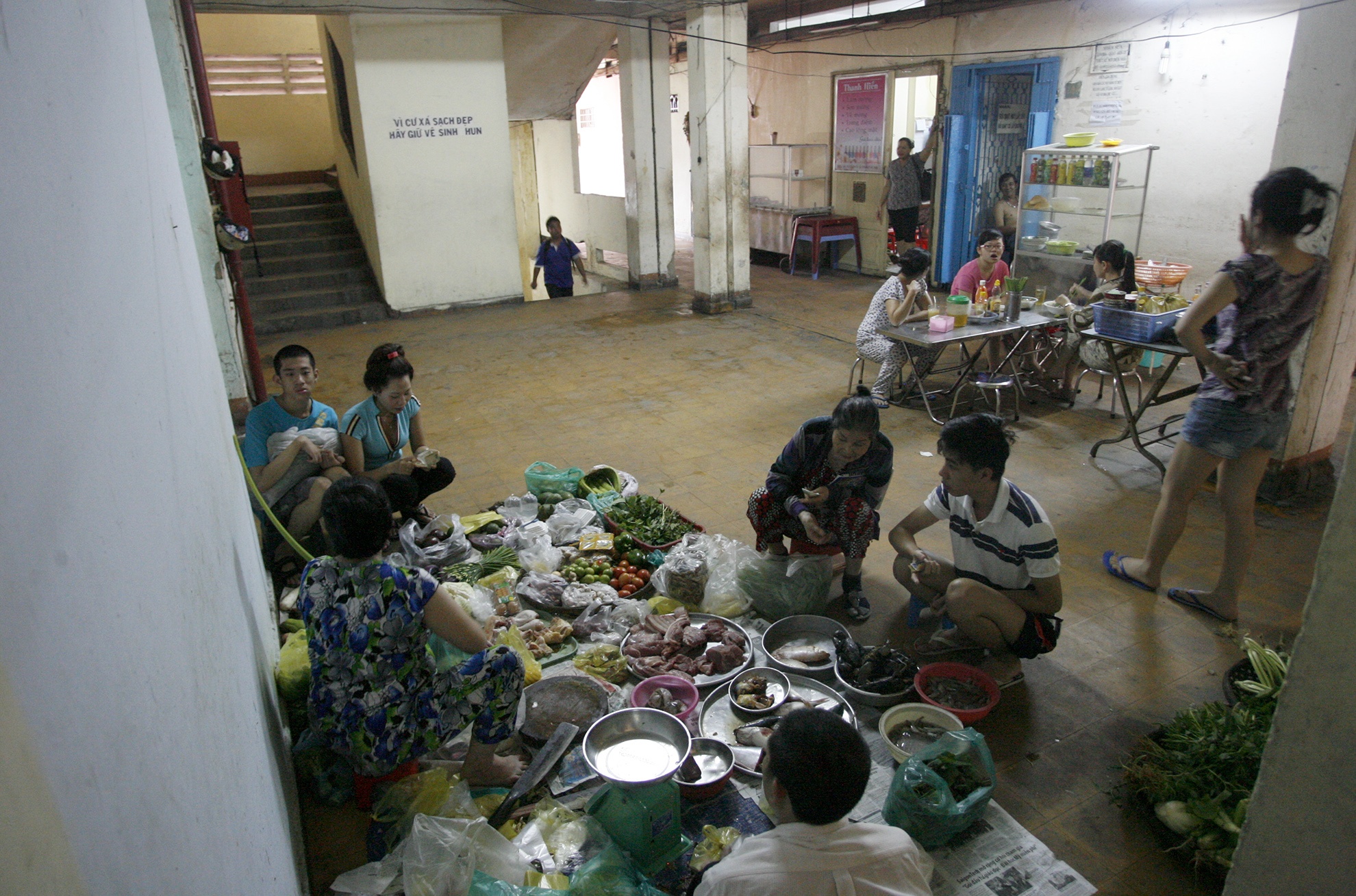 xung quanh cư xá có chợ lý thường kiệt và kế bên là siêu thị co-op mark nhưng không thể  tiện lợi bằng nhưng sặp hàng cách vài bước chân này được , giá cả thì không cao hơn bao nhiêu”Chị Thuý  một khách đang mua hàng cho biết.