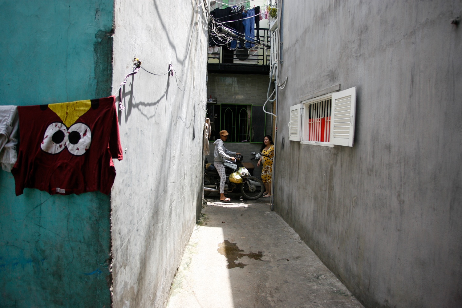 chuyện người lạ lạc đường khi vào hẻm xảy ra như cơm bữa, có người cô phải dẫn ra tới hẻm chính”cô Thanh nhà đâu hẻm 334/56/17 cho biết