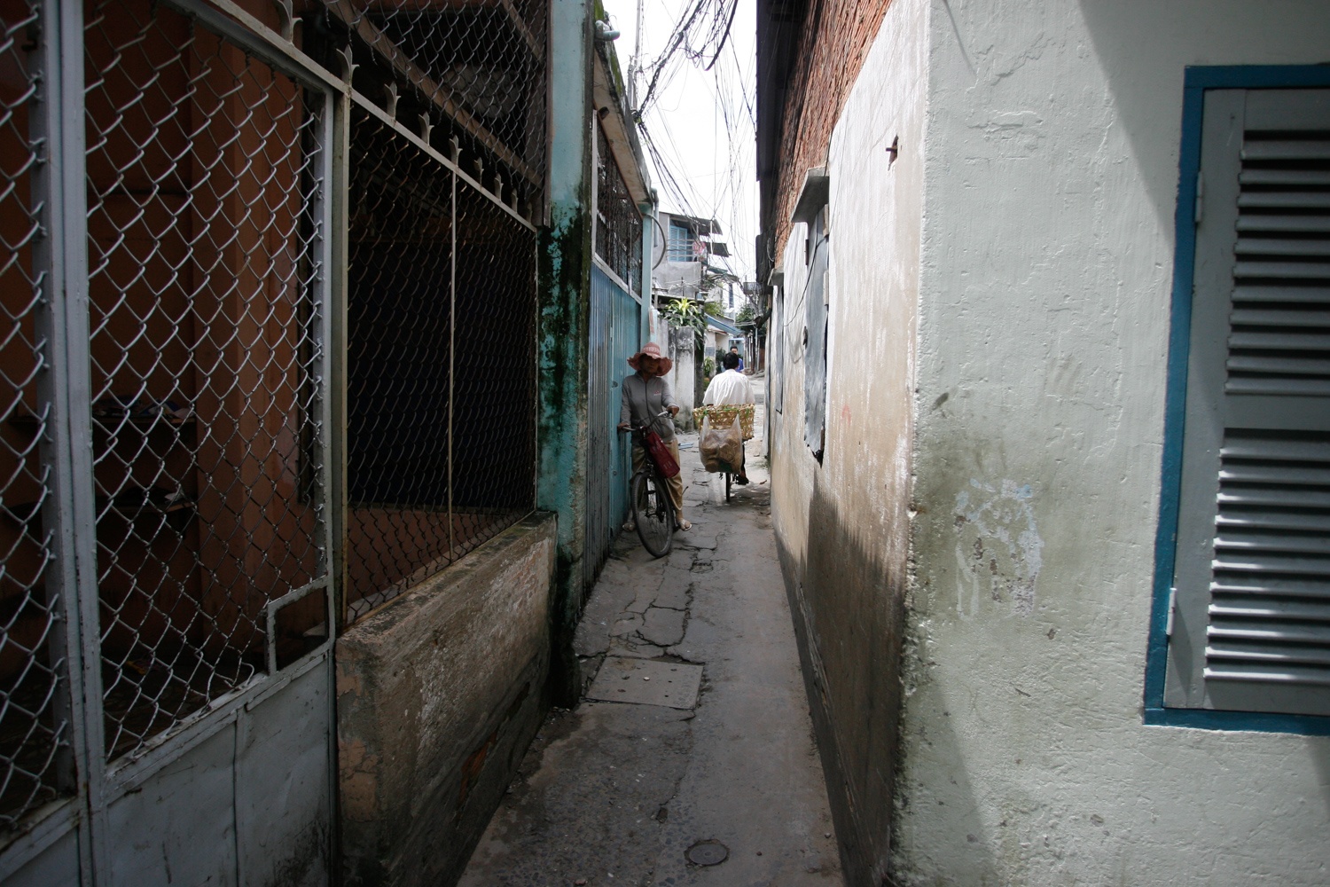 Có những đoạn hẻm thắt lại vì các nhà đều muốn cơi nới để diện tích sử dụng cho gia đinh thêm chút tiện nghi. Nhiều chỗ 2 người đi bộ cũng khó khăn để qua.