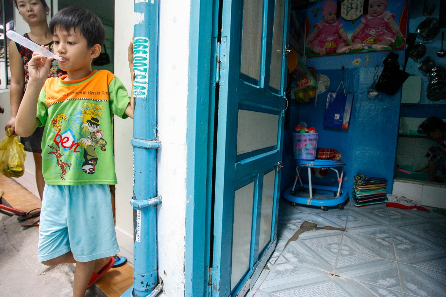 Hẻm quá chật chội nên đám trẻ con gần như không có chỗ chơi. Đa phần các cháu chỉ quanh quẩn trước hiên nhà. 