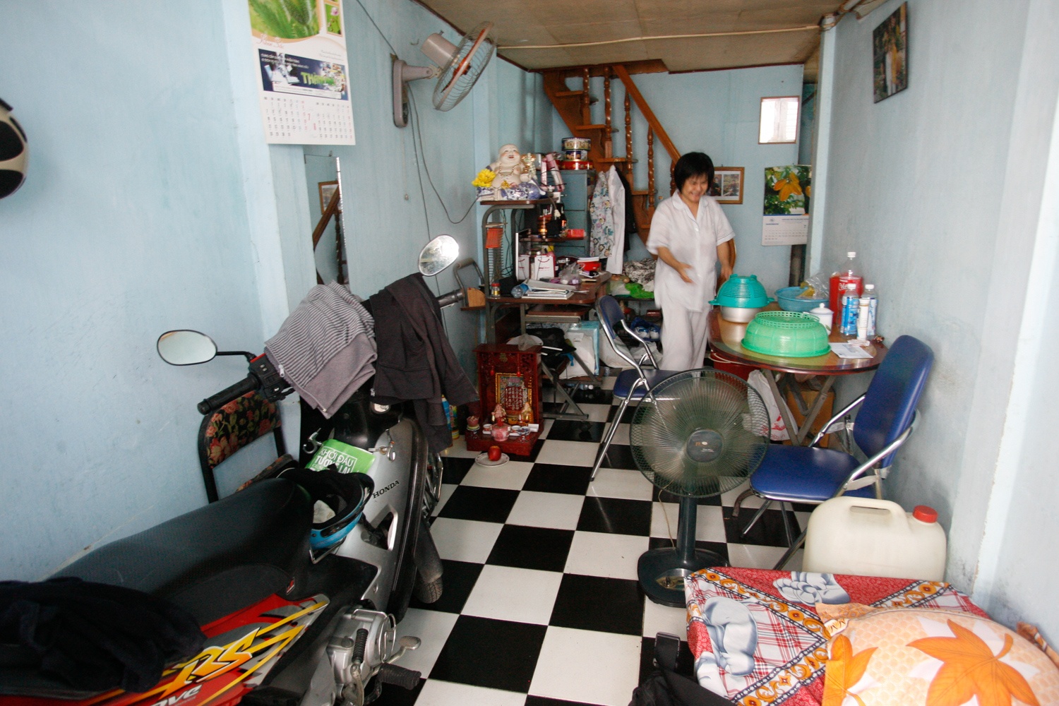 Nhà cửa ở đây có diện tích vô cùng kiêm tốn ,như nhà cô Vân thuộc loại lớn ở hẻm này có diện tích 2x6m,phải cơi nới thêm căn gác xép mới đủ chổ sinh hoạt cho gia đinh 3 người.