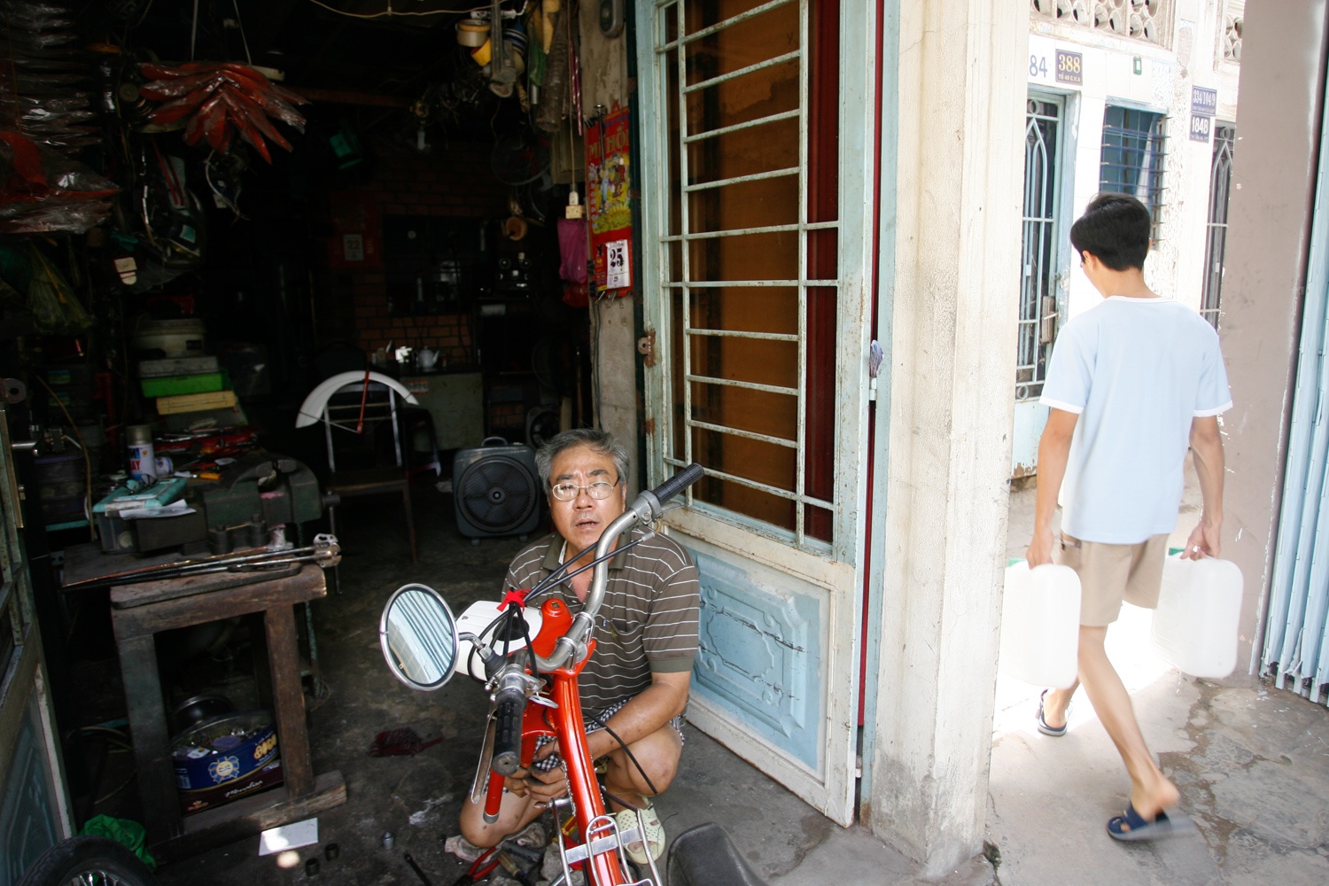 nằm ở trung tâm quận bình thạnh nhưng ở đây vân chưa có nước máy vì nằm trong khu quy hoạch, người dân phải đi mua nước để ăn uống còn nhưng nhu câu tắm giặt phải dùng giếng khoan.