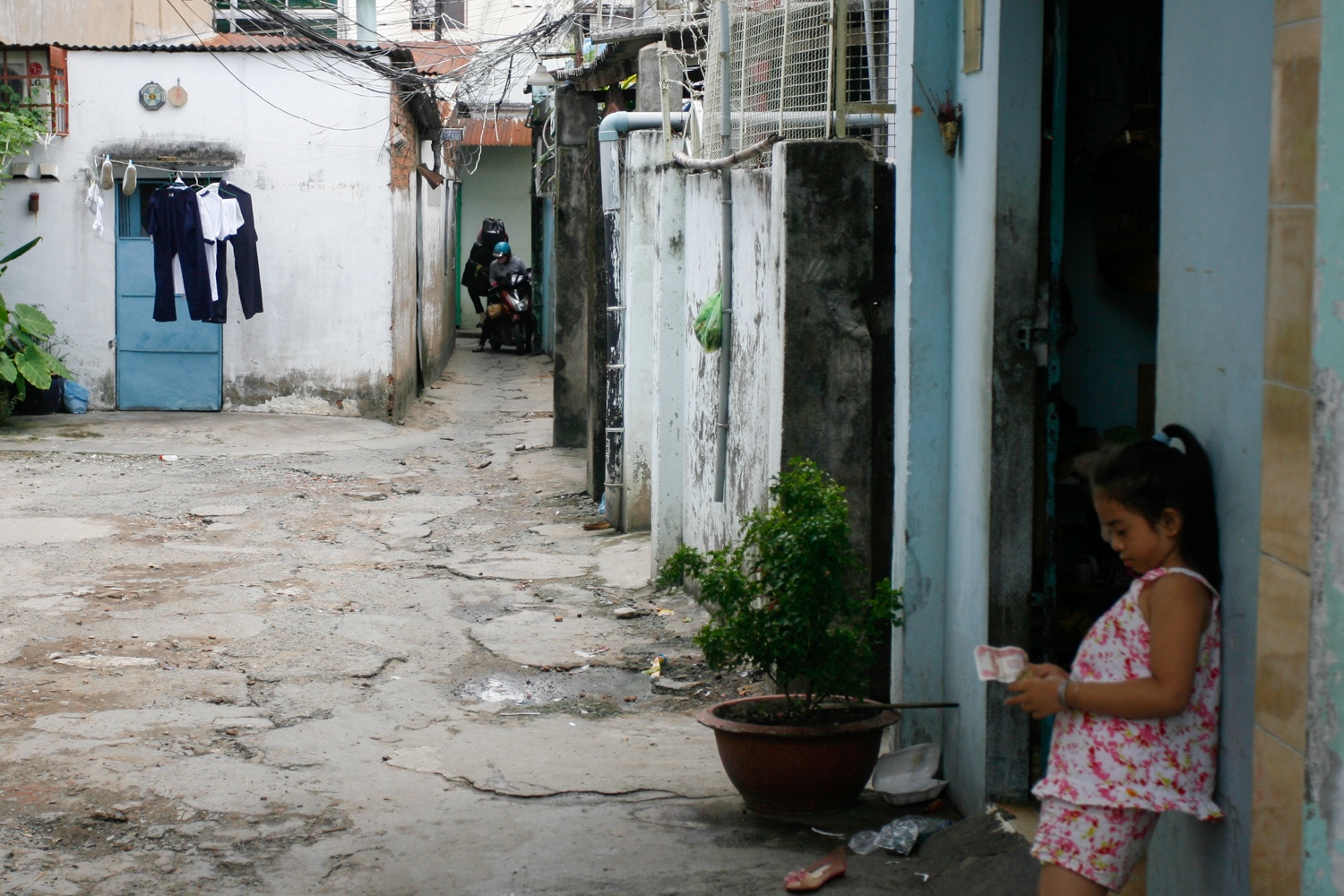 Hẻm 334 Chu Văn An được xây dưng trên nên đất lấn chiếm trước kia của  một nghĩa địa lớn. Người dân tứ xứ đổ về lấn chiếm dựng nhà ở xen với mồ mả nên còn gọi là thành phố ma, Chính vi vậy nên nhà của lối đi khu này được người dân xây dựng vô tội vạ không theo một quy hoạch nào . Chỉ trên 1 trục hẻm chính dài chưa tới 300m nhưng chổ thì phình to chổ thì teo lại chỉ một người đi lọt. 