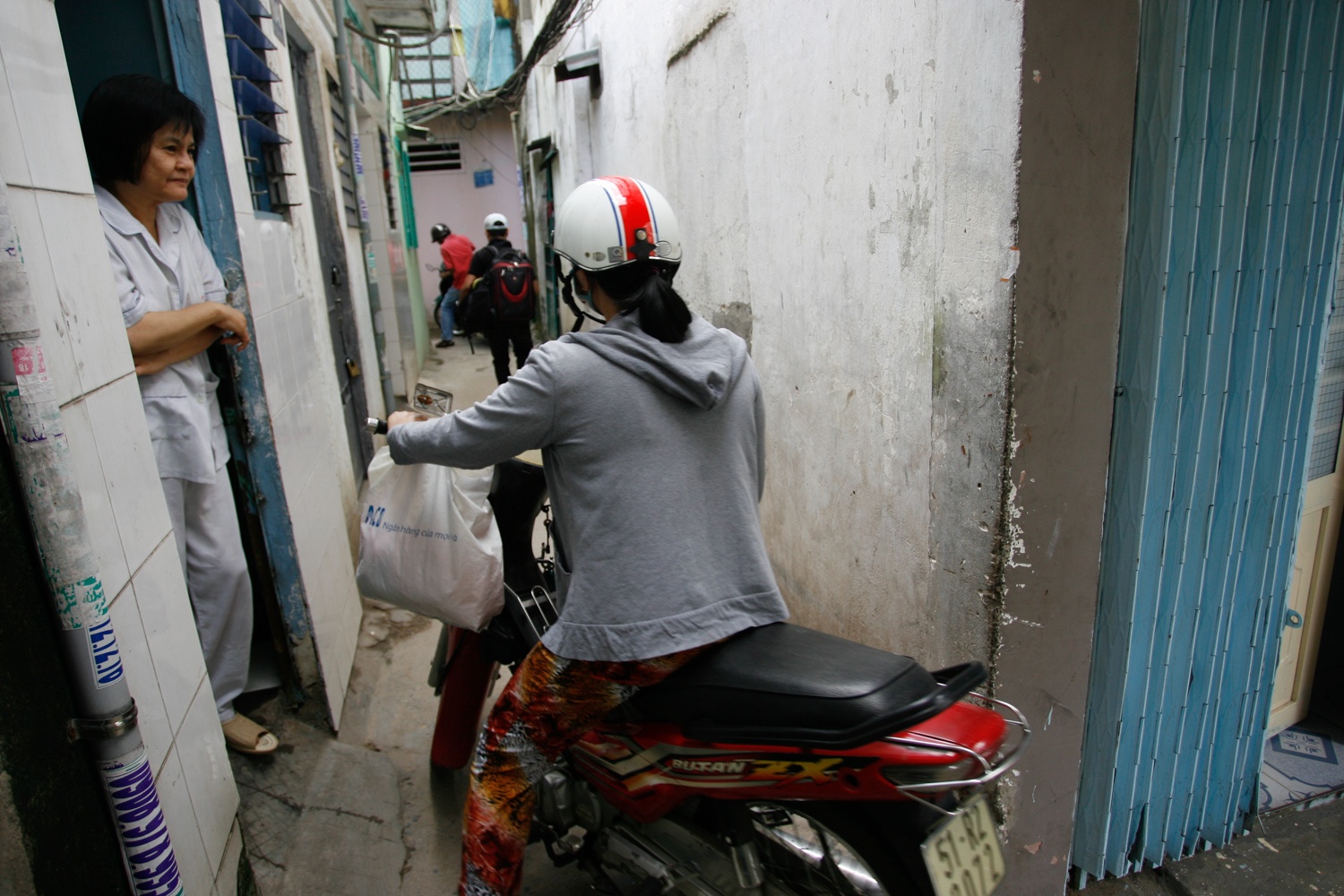 Nhưng hém nhánh mới đánh đố người lạ khi chiều rộng có khi chỉ vừa 1 chiêc xe máy chui lọt , nhưng còn ngặt hơn ở chổ cứ 10m-20m lại lại bị bẻ góc .