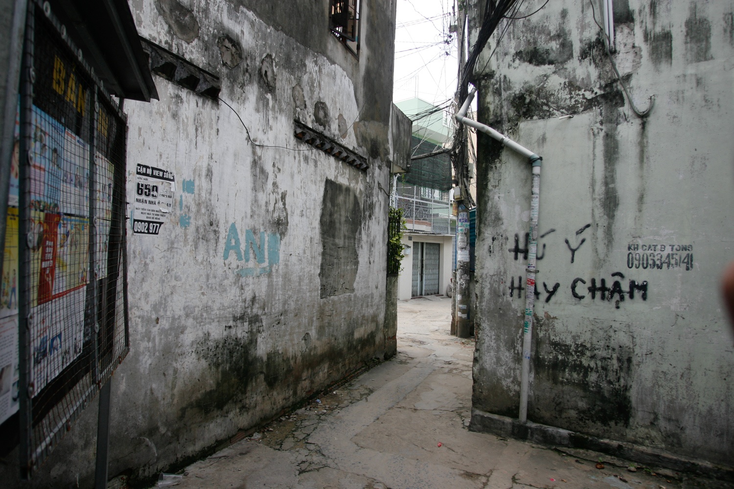 càng vào sâu thì càng zich zắc, và trổ ra vô số hẻm con, người lạ vào chỉ cần lơ đểnh là không biết lối ra.