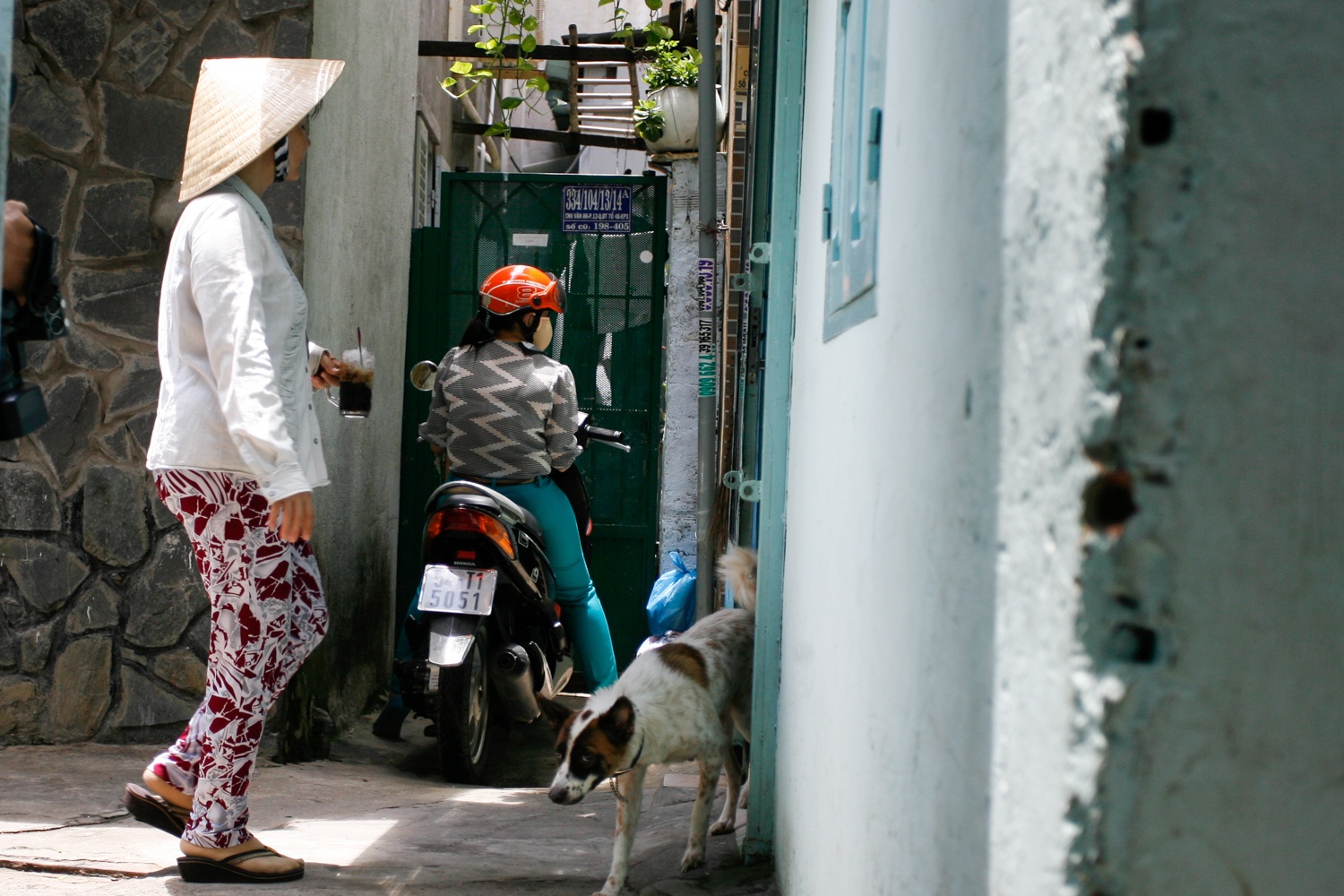 Đường đã nhỏ lại rất nhiều đoạn cua tay áo bất ngờ nên nếu không phải người thông thuộc địa hình thì rất dễ tông vô tường