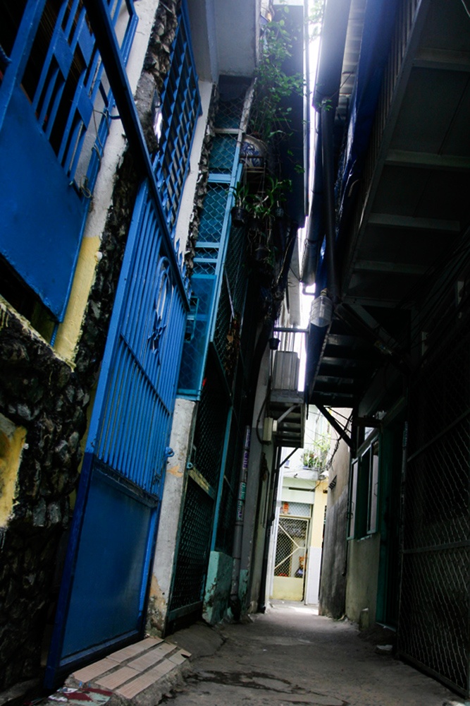 Những hẻm nhánh trổ ra khắp nơi, khoảng trời bé chỉ bằng bàn tay. Bởi hàng ngàn những ngôi nhà mini với tận dụng mọi cách để cơi nới nhằm tăng thêm chút diện tích.