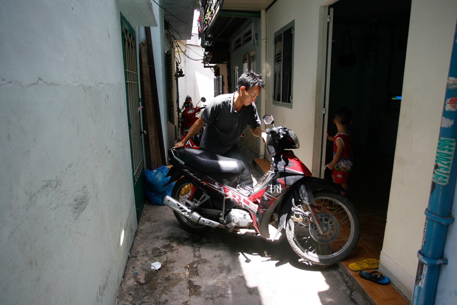 nhà chật hẻm nhỏ nên đa số người dân ở đây sử dụng xe số là phần lớn để tiết kiêm diện tích  