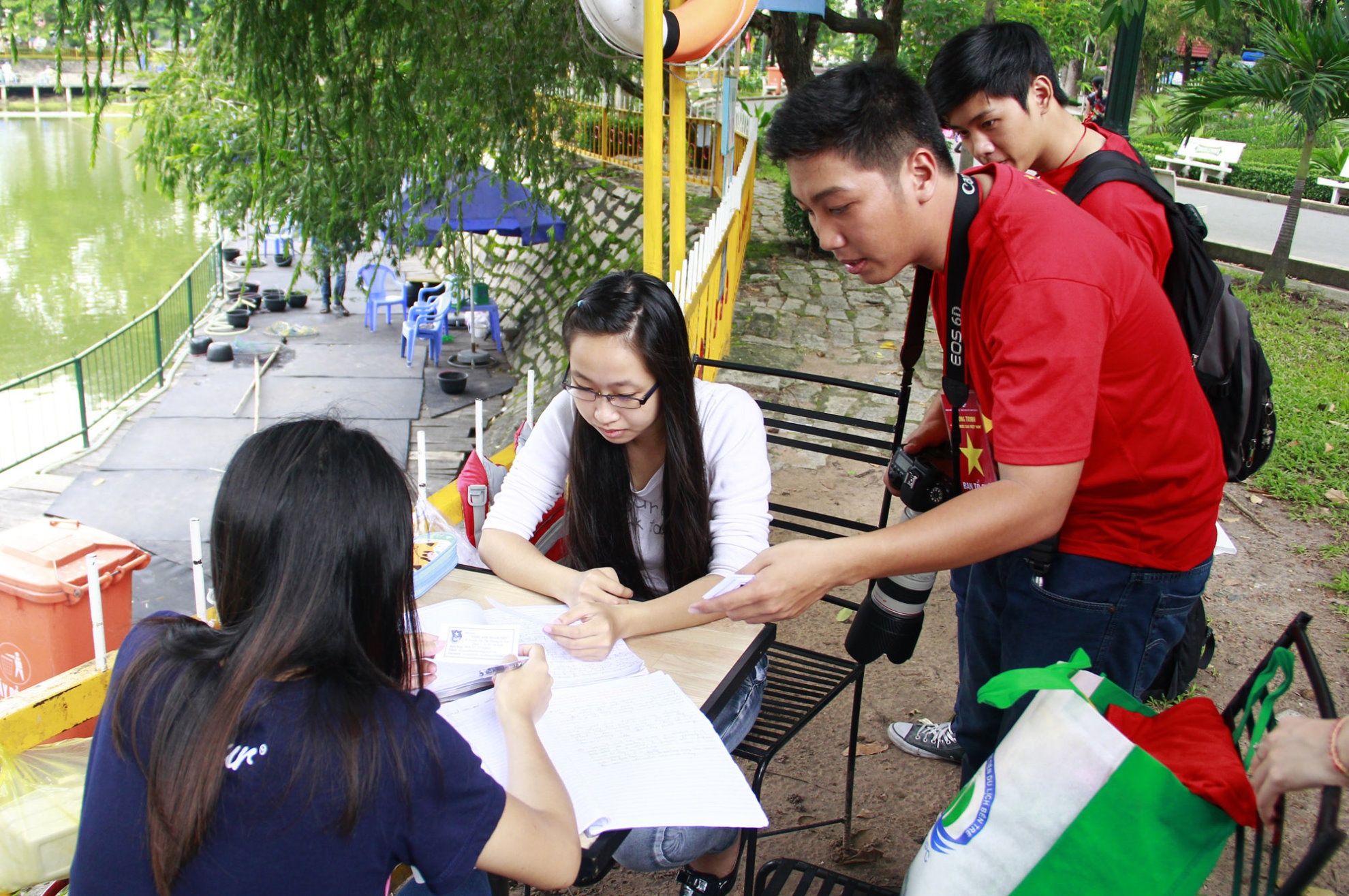 Ngày cuối tuần các thành viên trong nhóm còn chịu khó đến gặp từng bạn trẻ ở công viên để tuyên truyền và mời tham gia chương trình. Ban đầu các bạn đều có cảm giác e ngại khi có người đòi chụp hình mình nên hỏi rất nhiều thông tin trước khi quyết định.