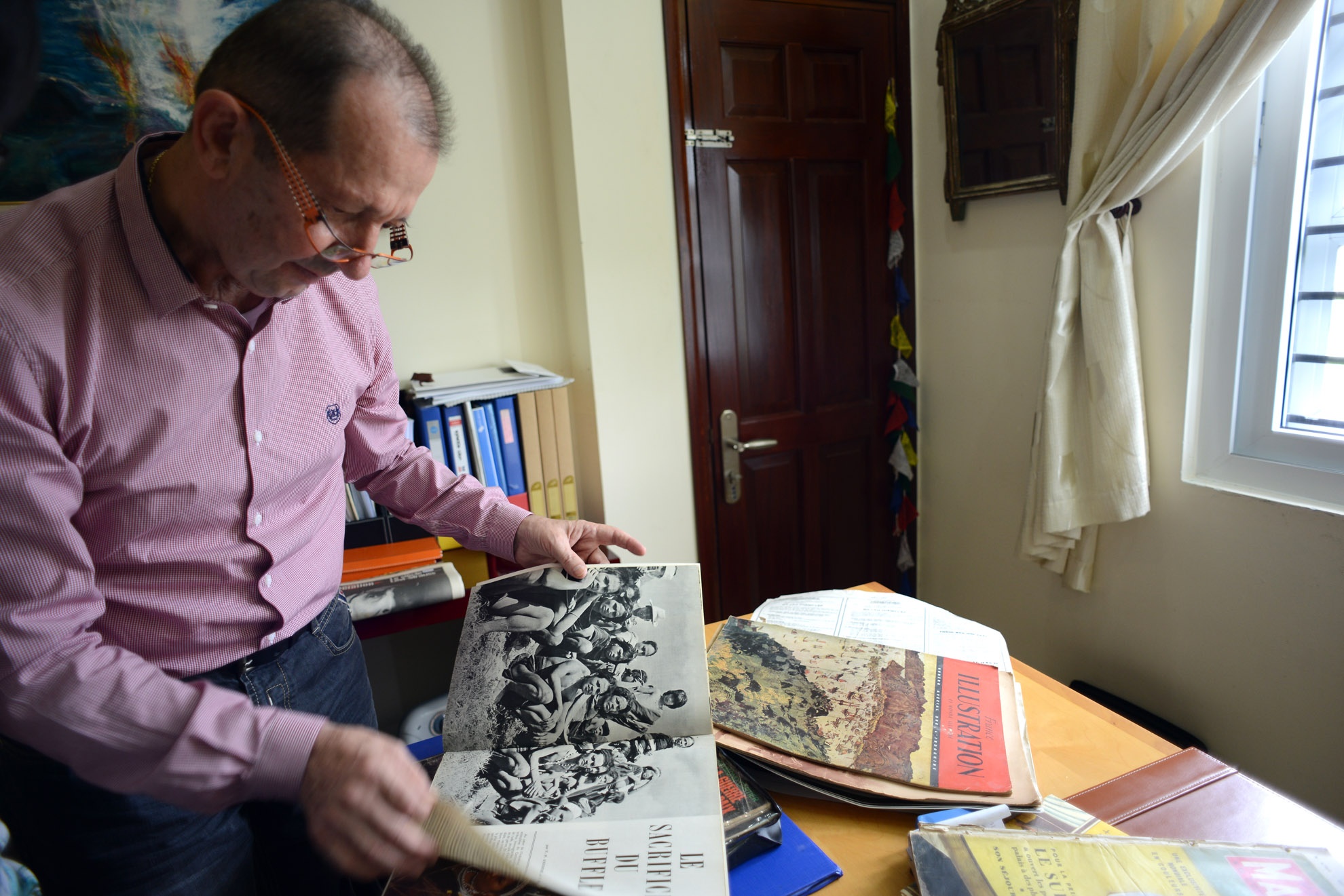 Ông  Guy Lacombe là một doanh nhân người Pháp đã sống và làm việc ở Việt Nam hơn 14 năm. Ông say mê Văn hoá Việt Nam nên  sưu tầm được nhiều cổ vật giá trị. Trong ba năm, Guy Lacombe miệt mài sưu tầm bưu ảnh Đông Dương bằng cách mua bán và trao đổi trên mạng internet và hiện có khoảng 3000 bức bưu ảnh từ năm 1896 đến 1945 .