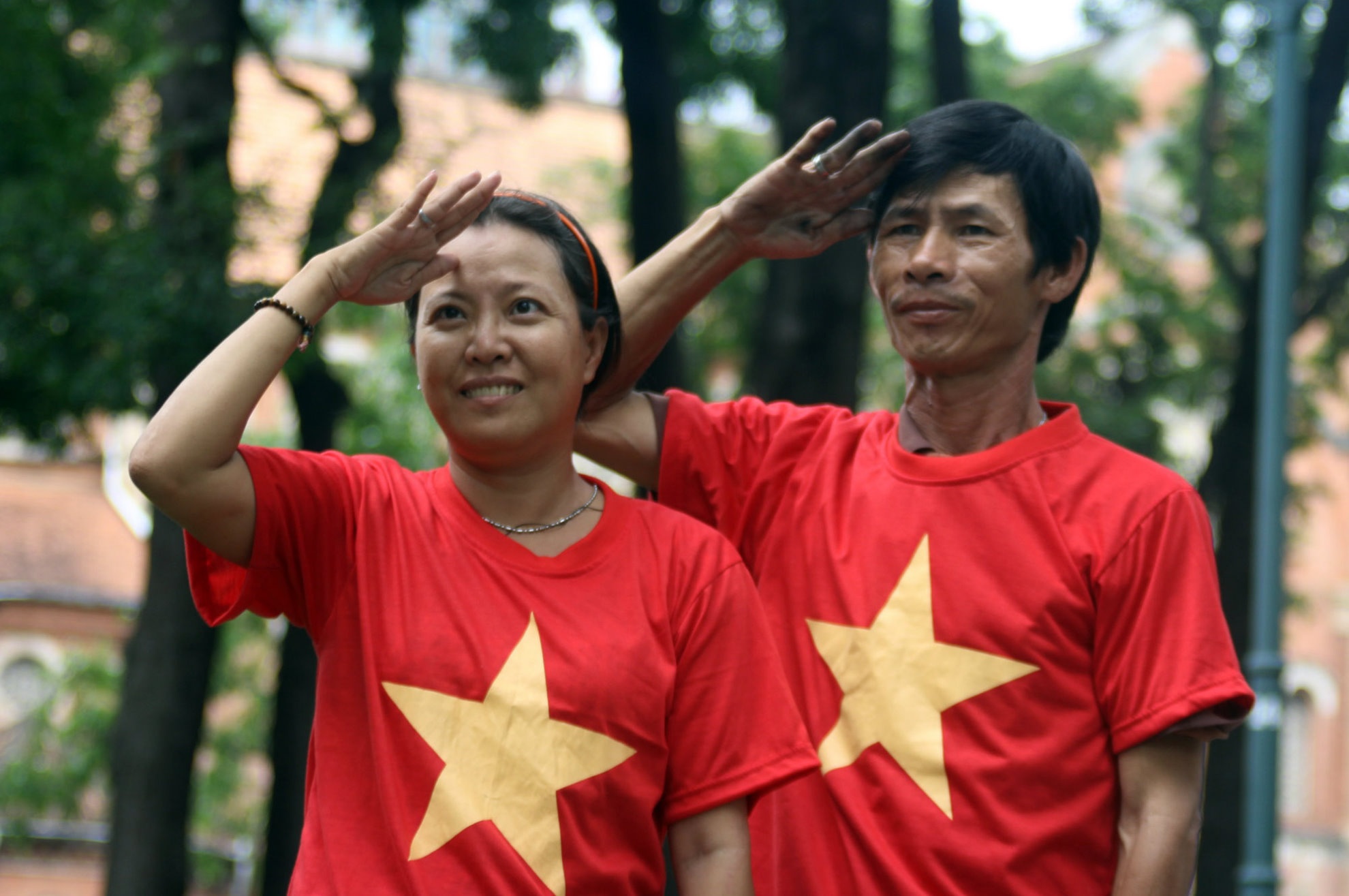 Chương trình được thực hiện ở rất nhiều nơi và không phân biệt thành phần tham gia. Đây là một cặp vợ chồng bán ve chai được các bạn mời cùng chụp ảnh.