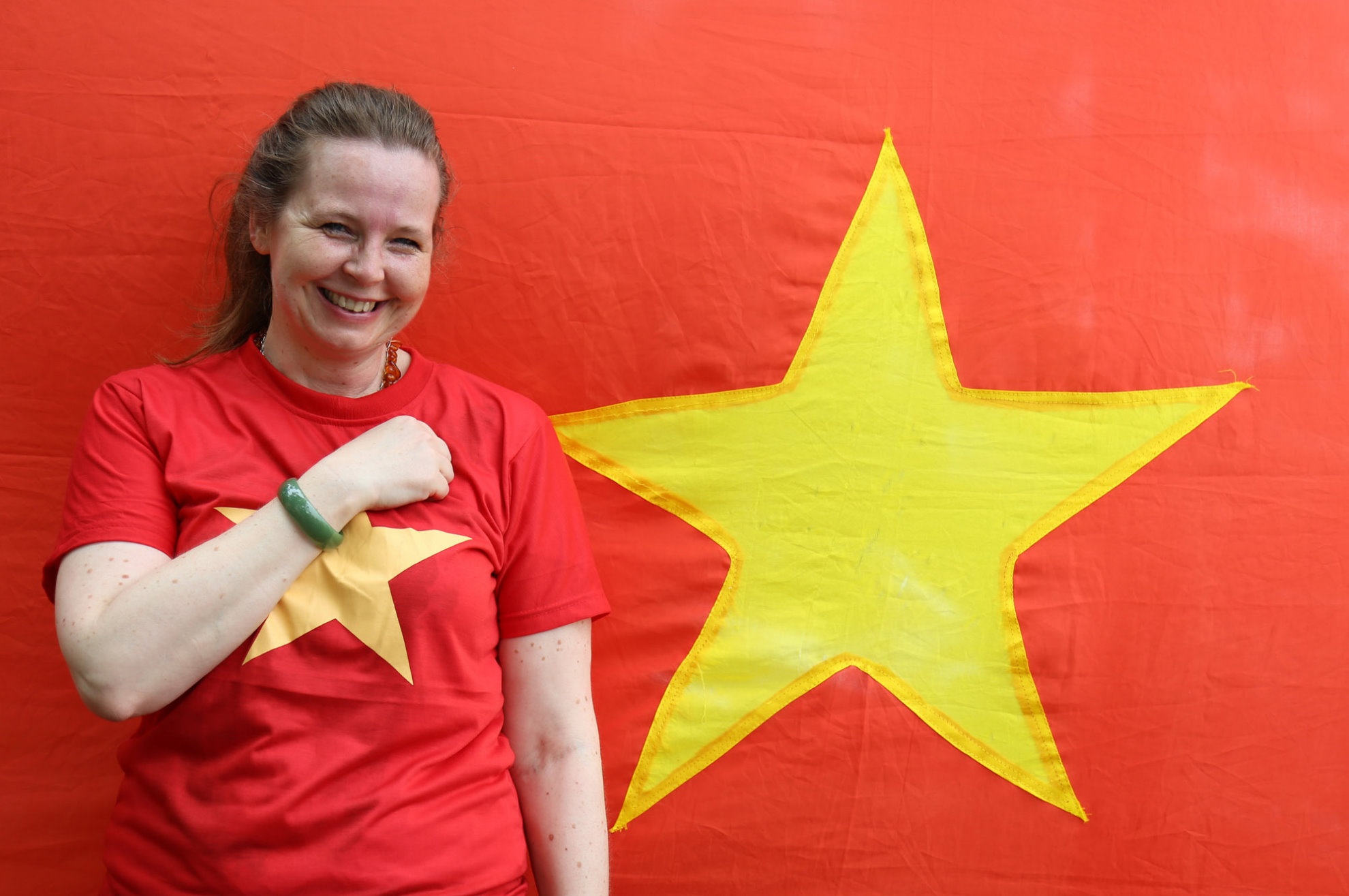 Chị Susan, quốc tịch Úc rất hào hứng khi tham gia chương trình “Tự hào ngôi sao VN” tại điểm chụp bến Bạch Đằng. Chị nói “Tôi rất bất ngờ và nhạc nhiên khi thấy các bạn trẻ VN có những việc làm thiết thực trong thời điểm này, chúc chương trình sẽ được đông đảo mọi người hưởng ứng”.