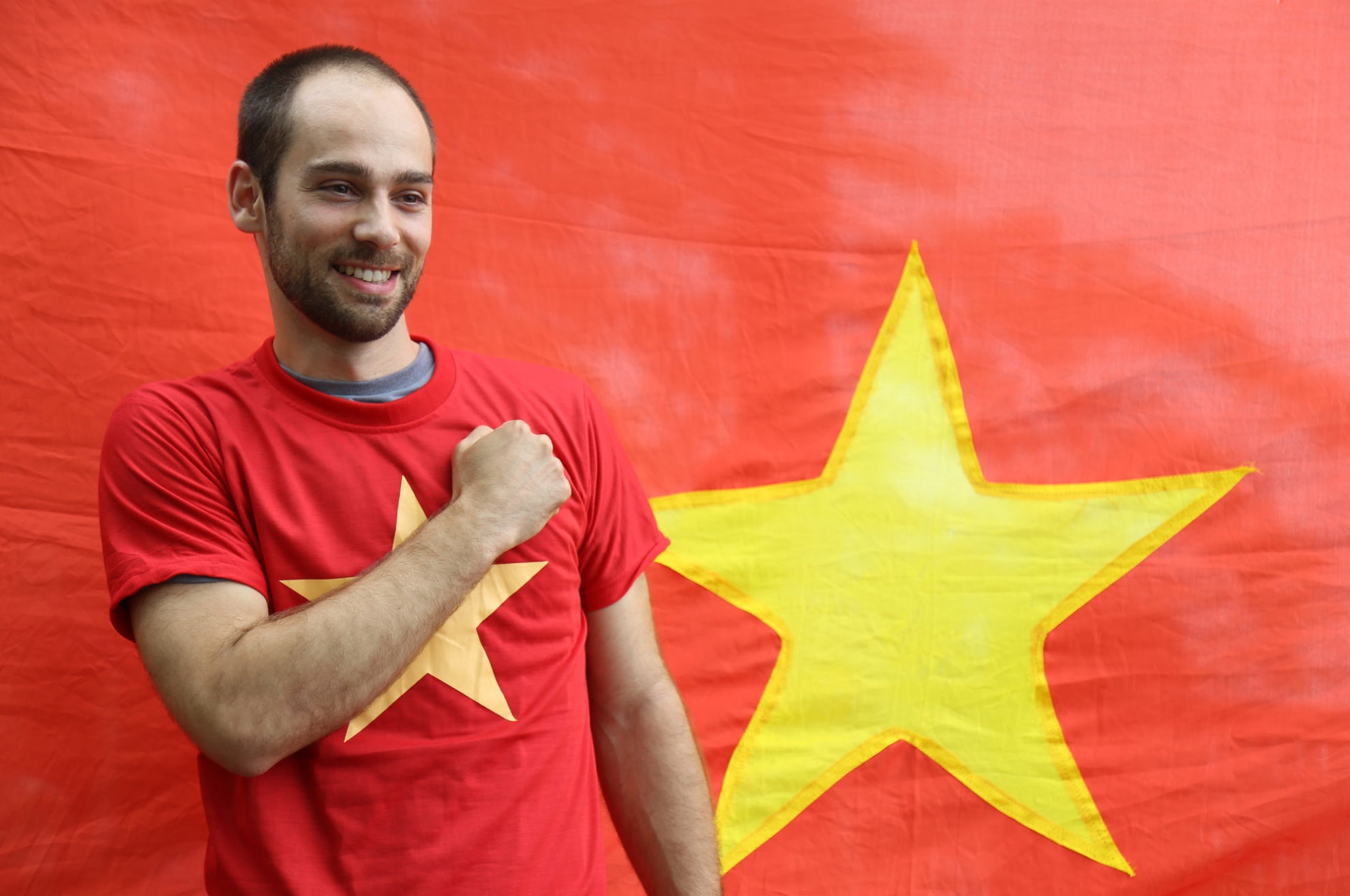 Anh Jacky, quốc tịch Anh tình nguyện tham gia chụp ảnh với lá cờ Tổ Quốc tại điểm chụp Công viên 23/9.