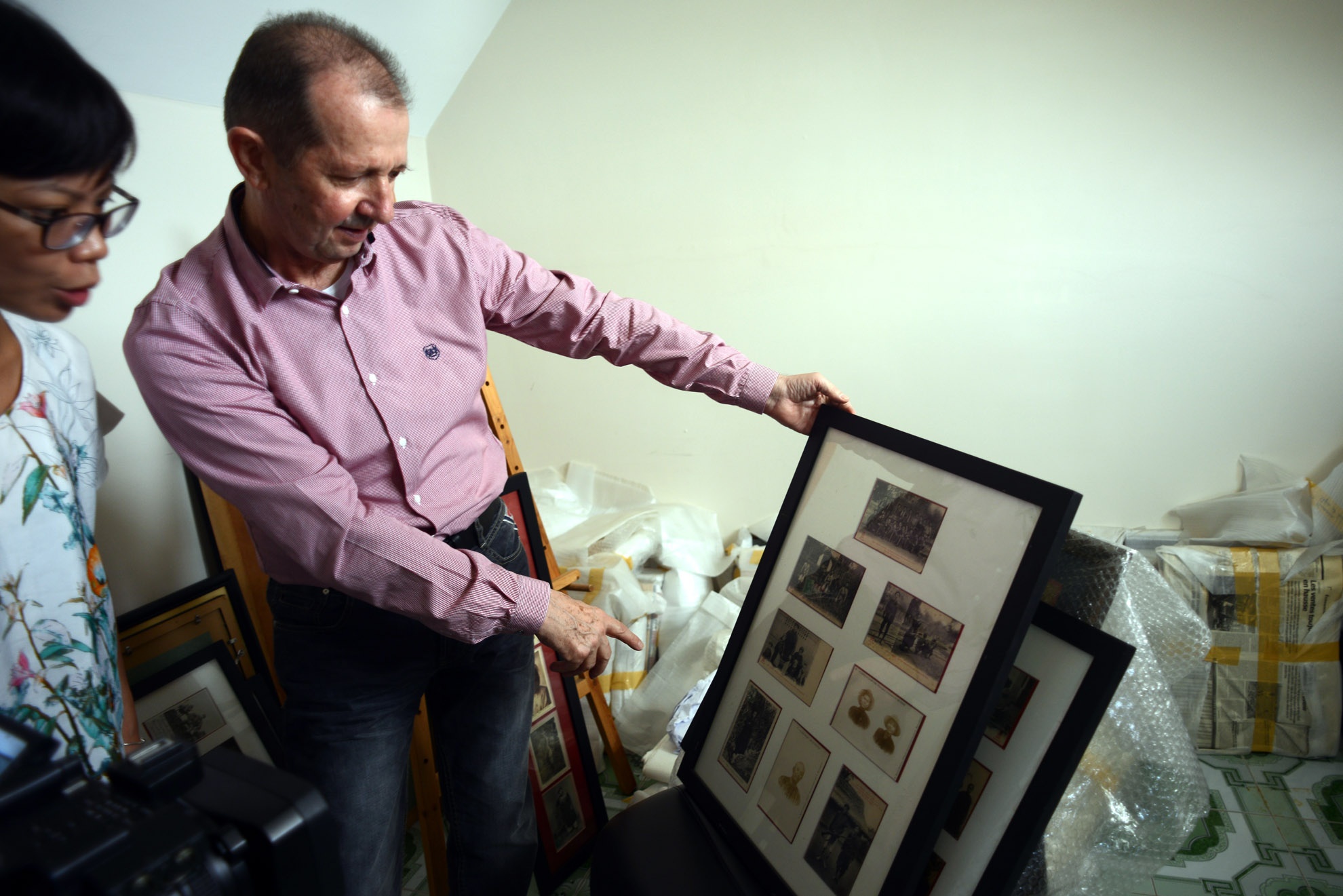 Doanh nhan Phap va 3000 buu anh doc dao ve Dong Duong hinh anh