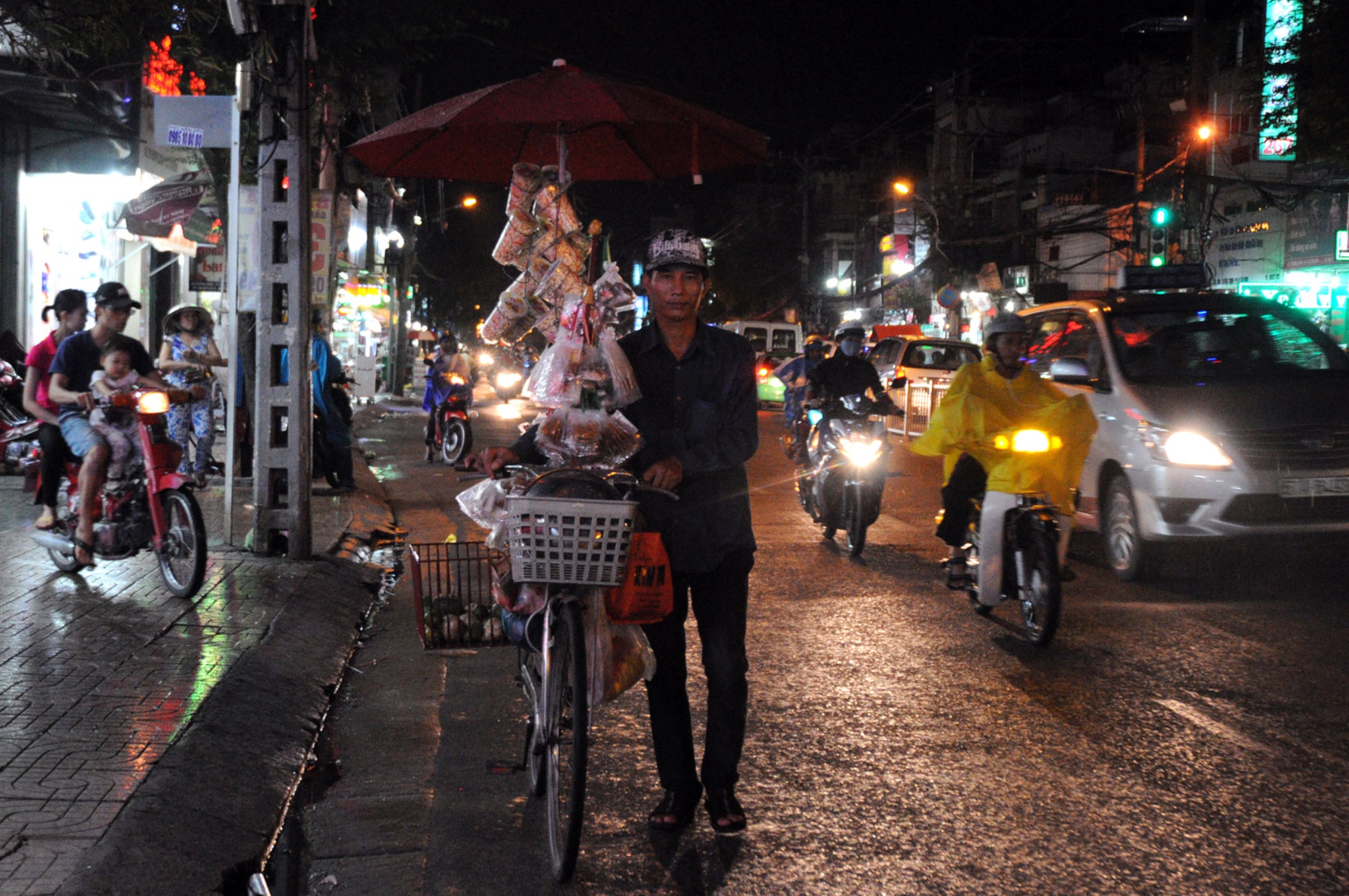 Người đàn ông bán kẹo dạo trên đường Trường Chinh (quận Tân Bình).