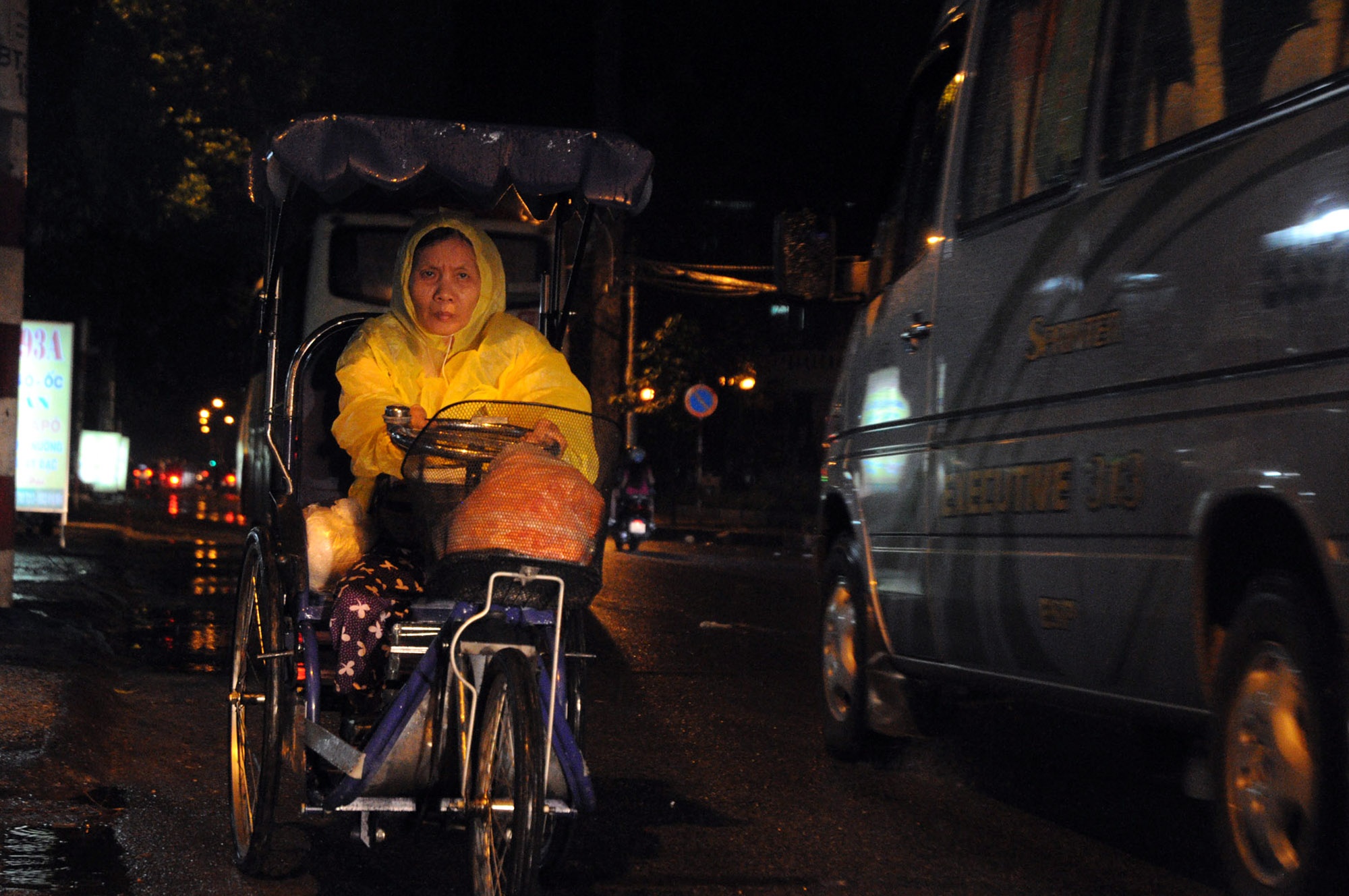 Nỗi vất vả trong đêm mưu sinh mưa. Vẫn còn nhiều lắm những hoàn cảnh nghèo khổ ở mảnh đất Sài Gòn hoa lệ.