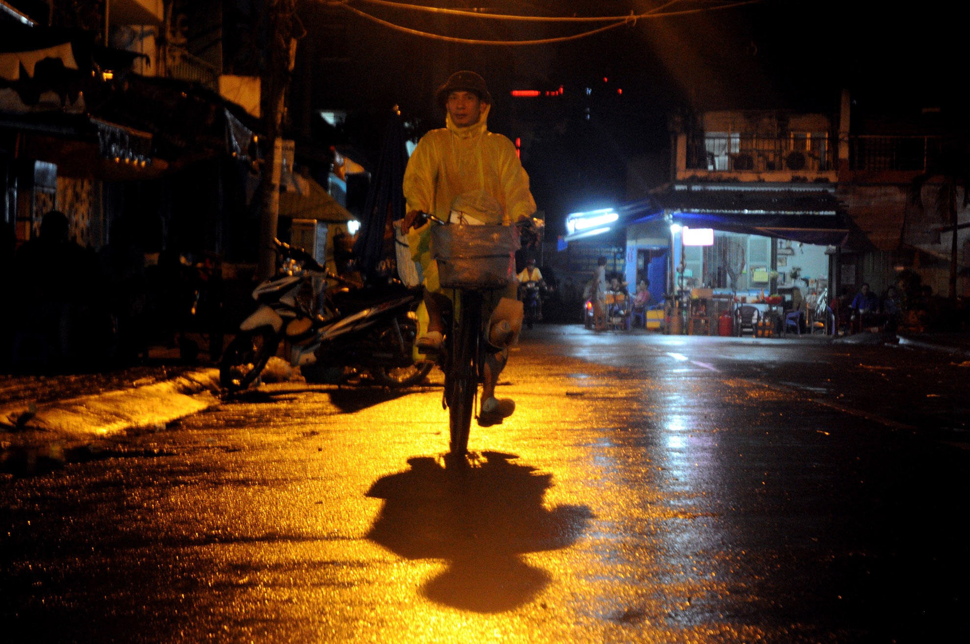 Anh Thép Mai (49 tuổi), từ miền Bắc vào thuê nhà ở Gò Vấp đề đi bán bánh chưng dạo bằng chiếc xe đạp cũ trong ngày mưa.