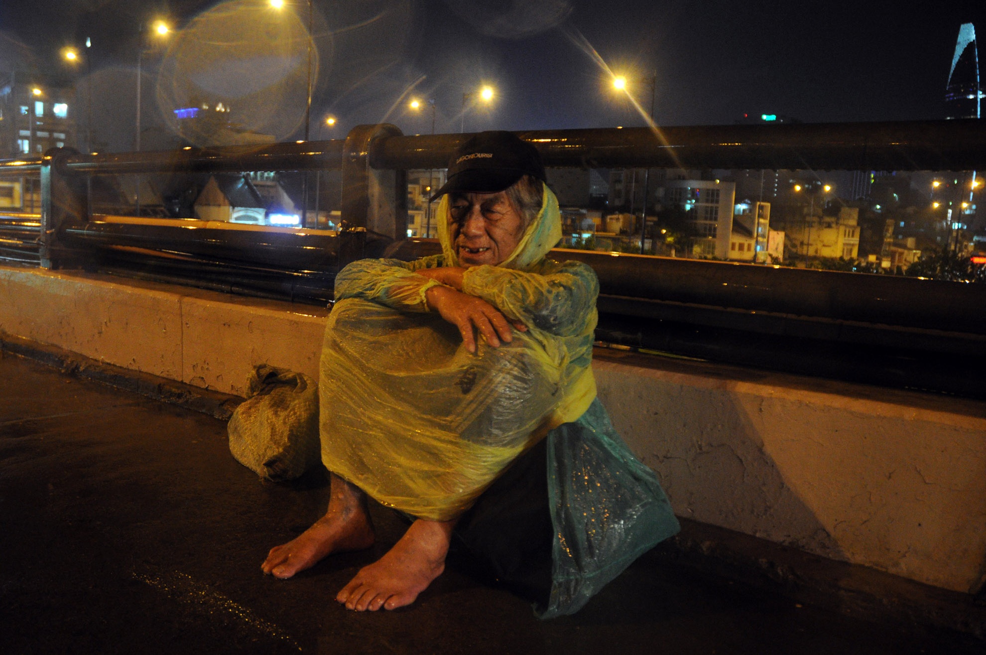 Cụ Phước (72 tuổi). Cụ tâm sự, từ Cà Mau lên Sài Gòn mấy năm nay. Hàng ngày, cụ đi lượm ve chai, ăn quán cơm 2.000 đồng, tối cụ Phước lại tìm về các gầm cầu để nghỉ ngơi.