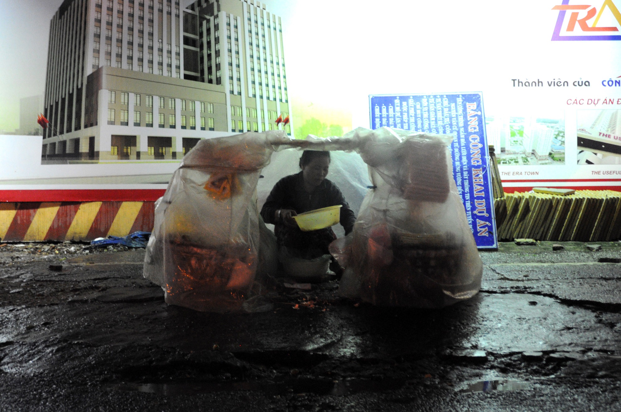 Người phụ nữ này quê ở miền Trung, chị vào đây buôn bán để nuôi hai đứa con đang học đại học.