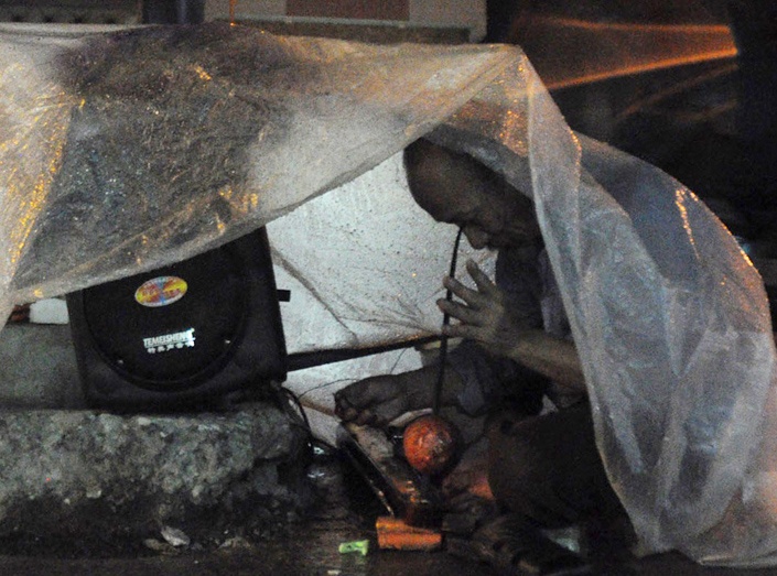 Nhoc nhan muu sinh trong dem mua Sai Gon hinh anh