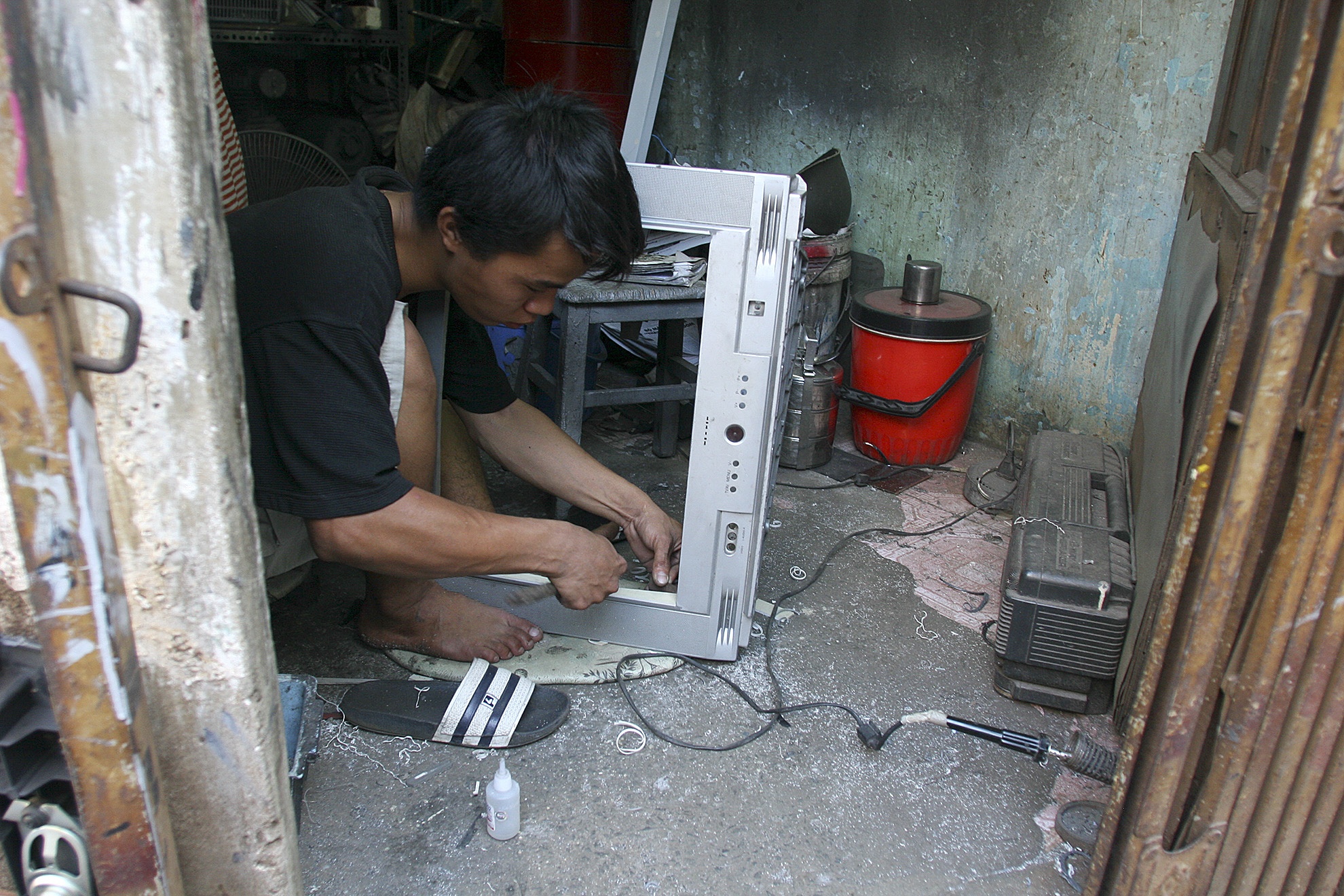 nhưng bộ vỏ nhưa cho ti vi được gia công ở các cơ sở nhựa chợ lớn, do các bóng đèn hinh của nhiều hãng sản xuât khác nhau nên cở sở lắp ráp tivi phải chỉnh sửa lại bộ khung cho phù hợp