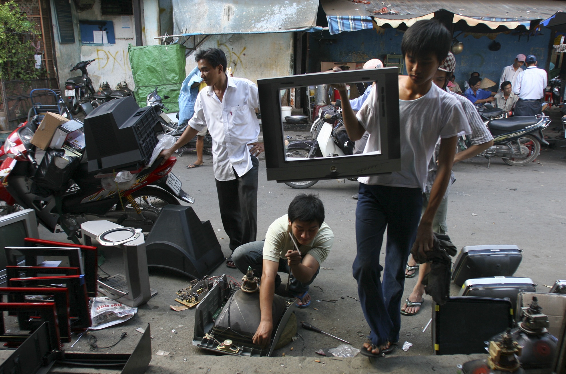 còn nhưng bảng mạch điện tử thì được nhập từ trung quốc  có luôn menu tiếng việt và remote kèm theo. Chỉ việc lắp vào là có 1 chiếc tivi hoàn chỉnh
