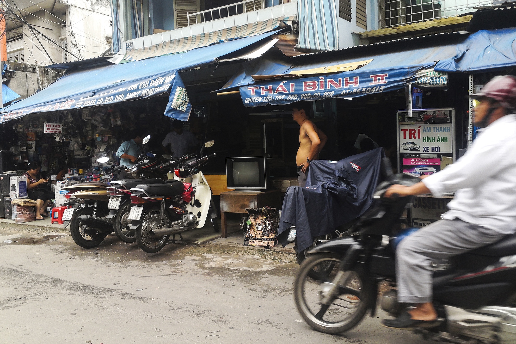 một chiéc tivi được lắp ráp từ màn hình vi tính củ đc bán với giá giao động từ 750-2.000.000 tuỳ vào kích cở. Một số được bán ngay ở chợ, còn lại bỏ mối cho các tính miền tây và vùng sâu vùng xa , nơi một số ngừời chừa đủ khả năng tậu cho minh những tivi đời mới.