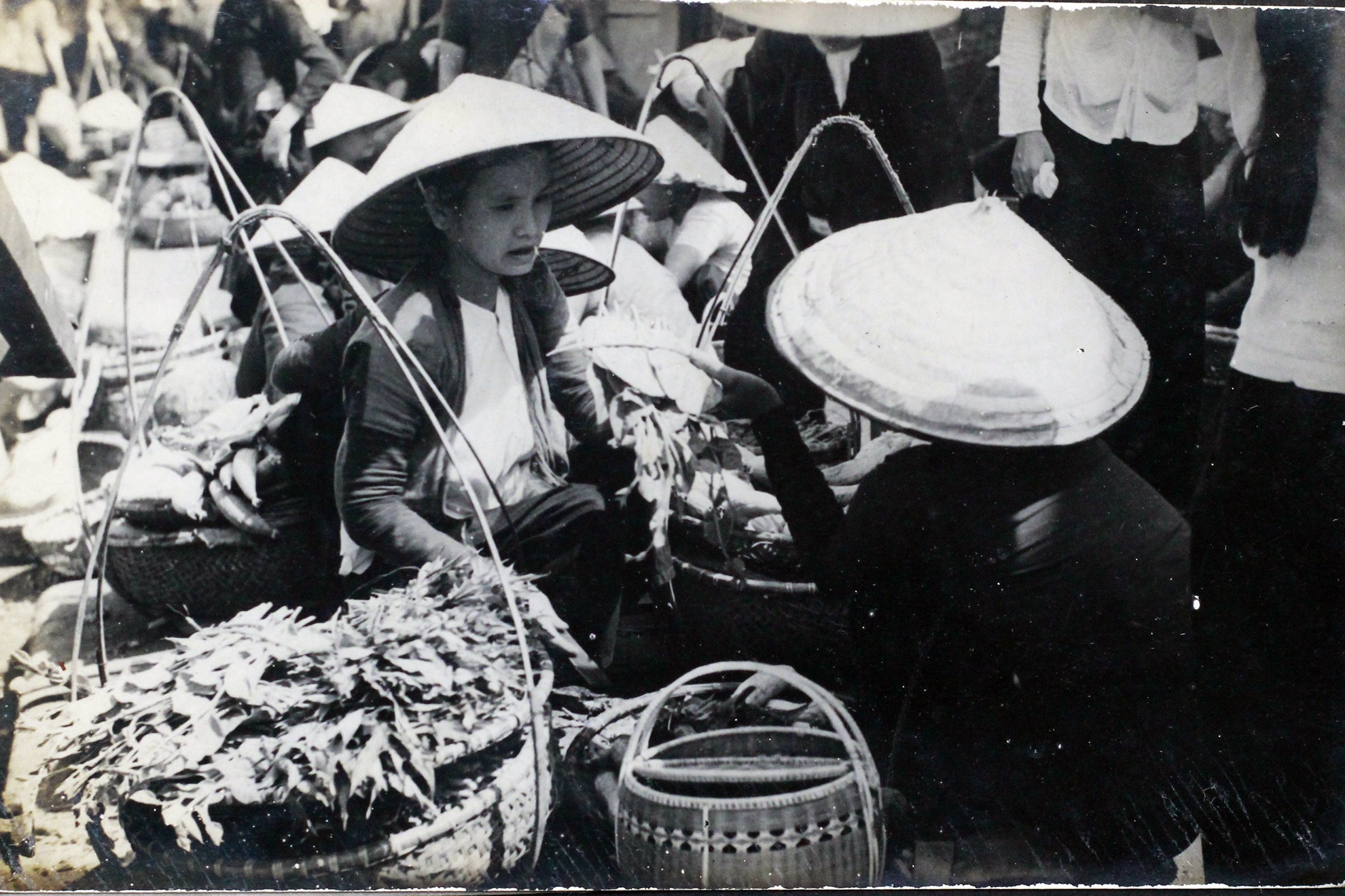 Trong buổi hợp chợ còn bán nhiều sản phẩm khác như rau củ quả.