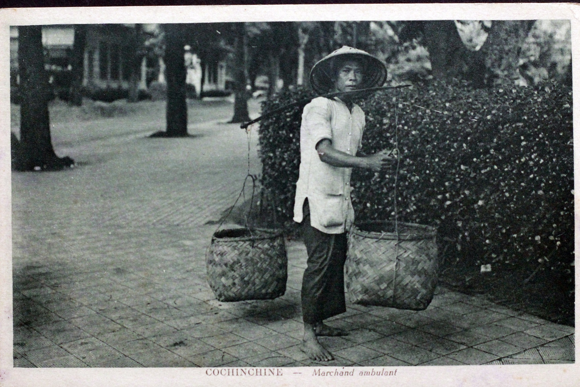 Tất cả các loại hàng hoá đều có thể được lưu thông trên đôi quang gánh của những người lao động. 