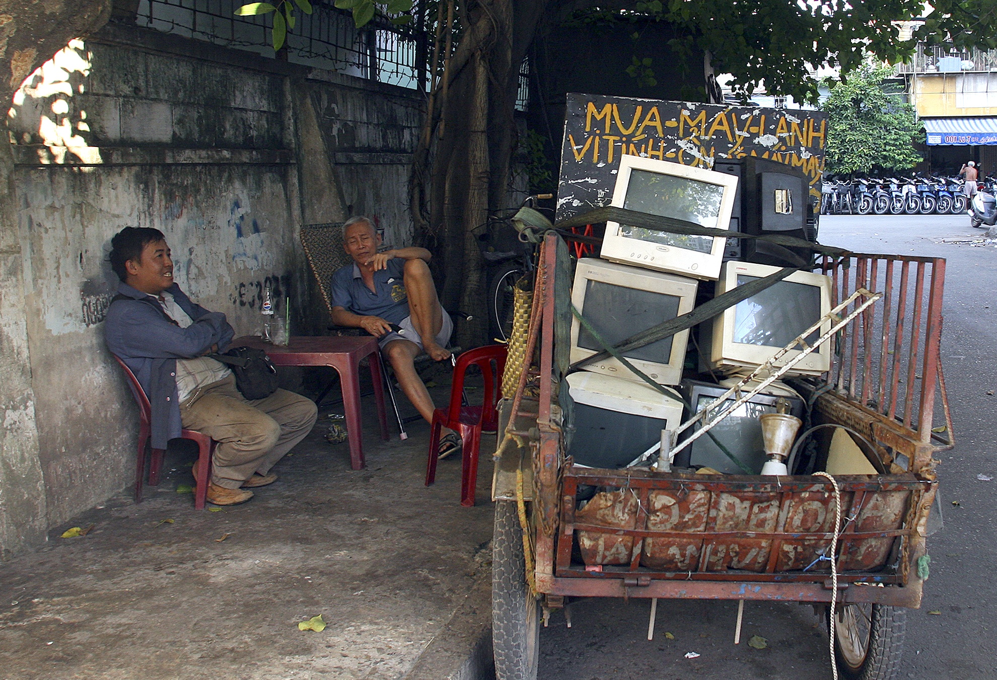 “gần đây mọi người chuyển qua dùng màn hình LCD nên nhưng màn hinh vi tính củ dùng bóng đèn hình này ngừoi ta bán rẻ như cho , nên tụi tôi kiếm lời cũng khá” anh Năm  người thu mua đồ củ chia sẻ.