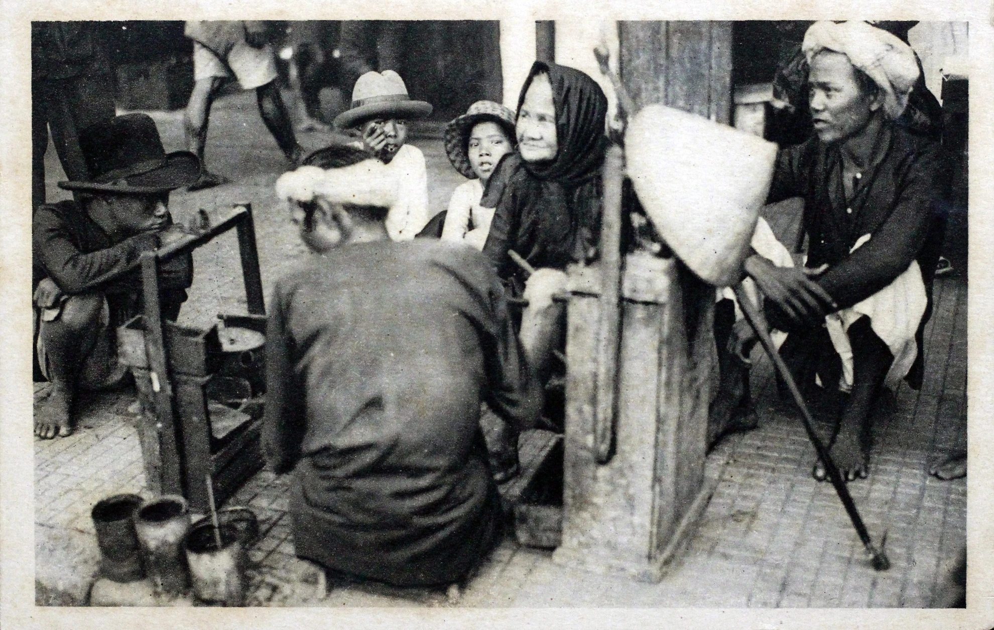 Vào những năm 1880, khi người Phápvào Đông Dương, để phục vụ công cuộc khai thác thuộc địa, thành phố Sài Gòn được thành lập và nhanh chóng phát triển, trở thành một trong hai đô thị quan trọng nhất Việt Nam, được mệnh danh Hòn ngọc Viễn Đông hay ParisPhương Đông Với cuộc sống mưu sinh hàng ngày những gánh hàng rong được ra đời với nhiều dịch vụ khác nhau.