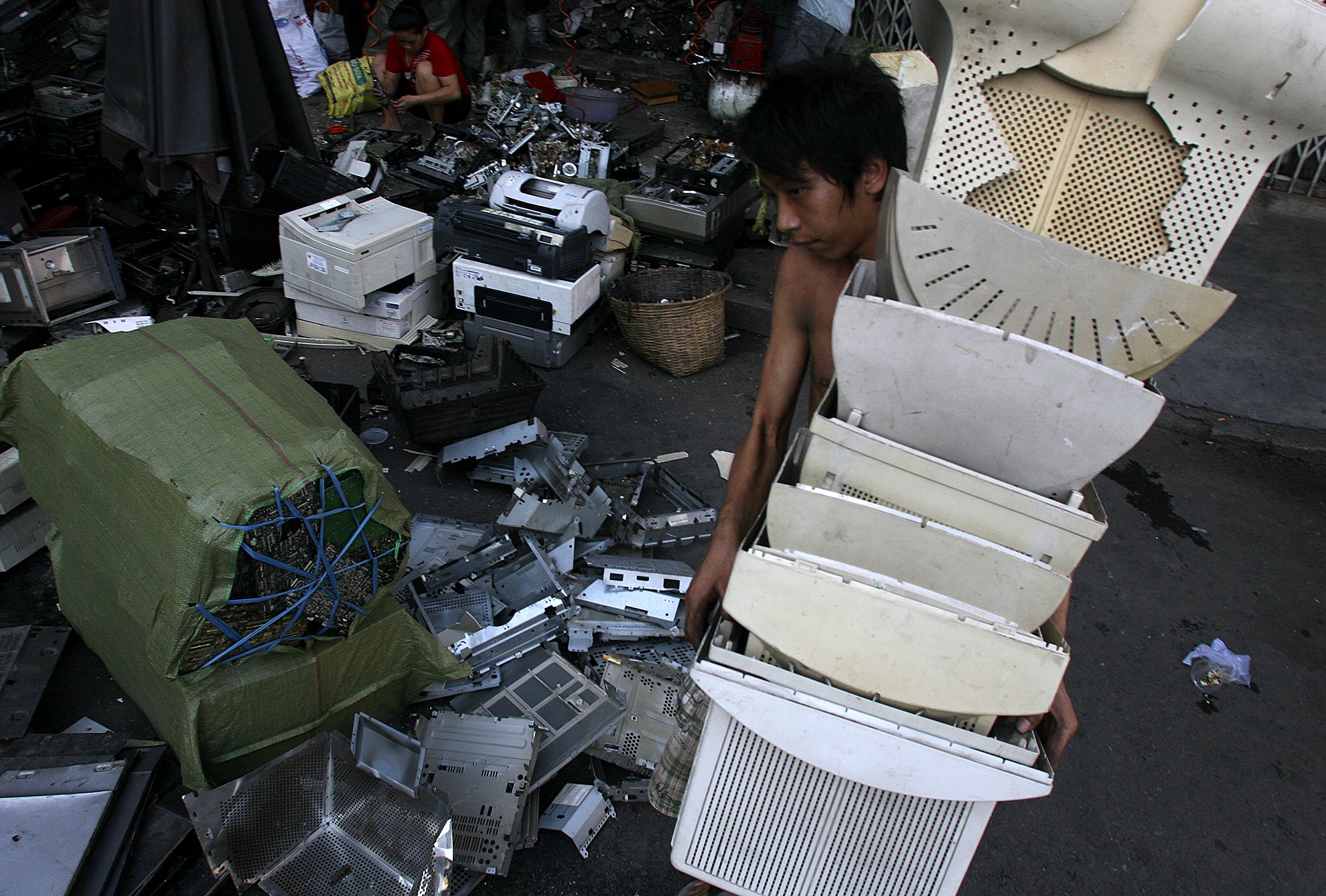 nhưng màn hình vi tính củ được nhập cho các vựa thu mua ở  chợ Nhật Tảo , ở đây người ta  kiếm tra đánh giá nhưng thứ còn dùng được, và phân loại .  Vỏ nhựa thì đem bán cho vựa ve chai