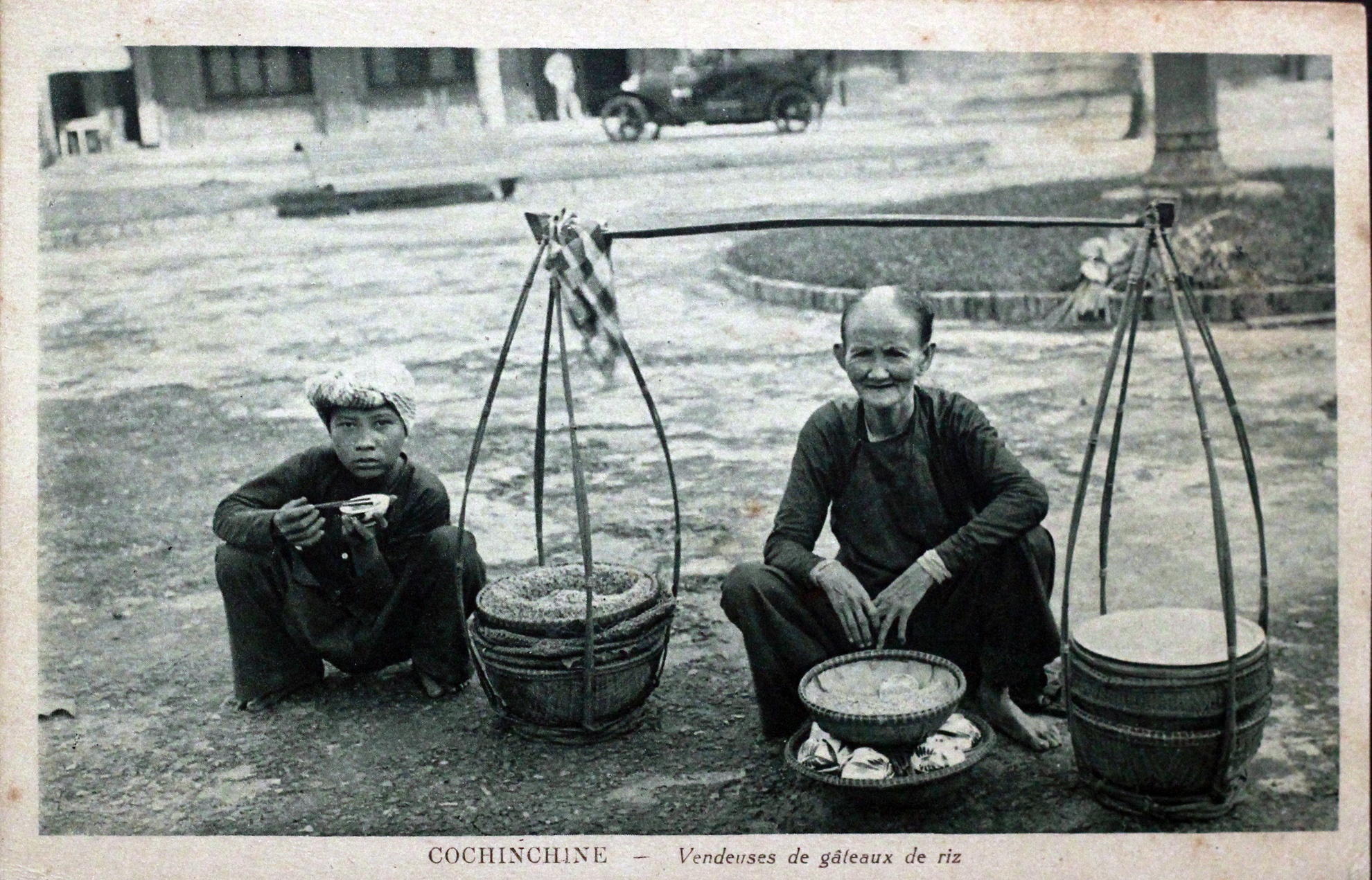 Bánh gạo cũng được bán rong trên các khu phố.  Bánh được làm từ gạo trộn cùng một số loại ngũ cốc khác cho có mùi vị, cho thêm bột kết dính rồi ép dẹp, sau đó hấp cho chín.