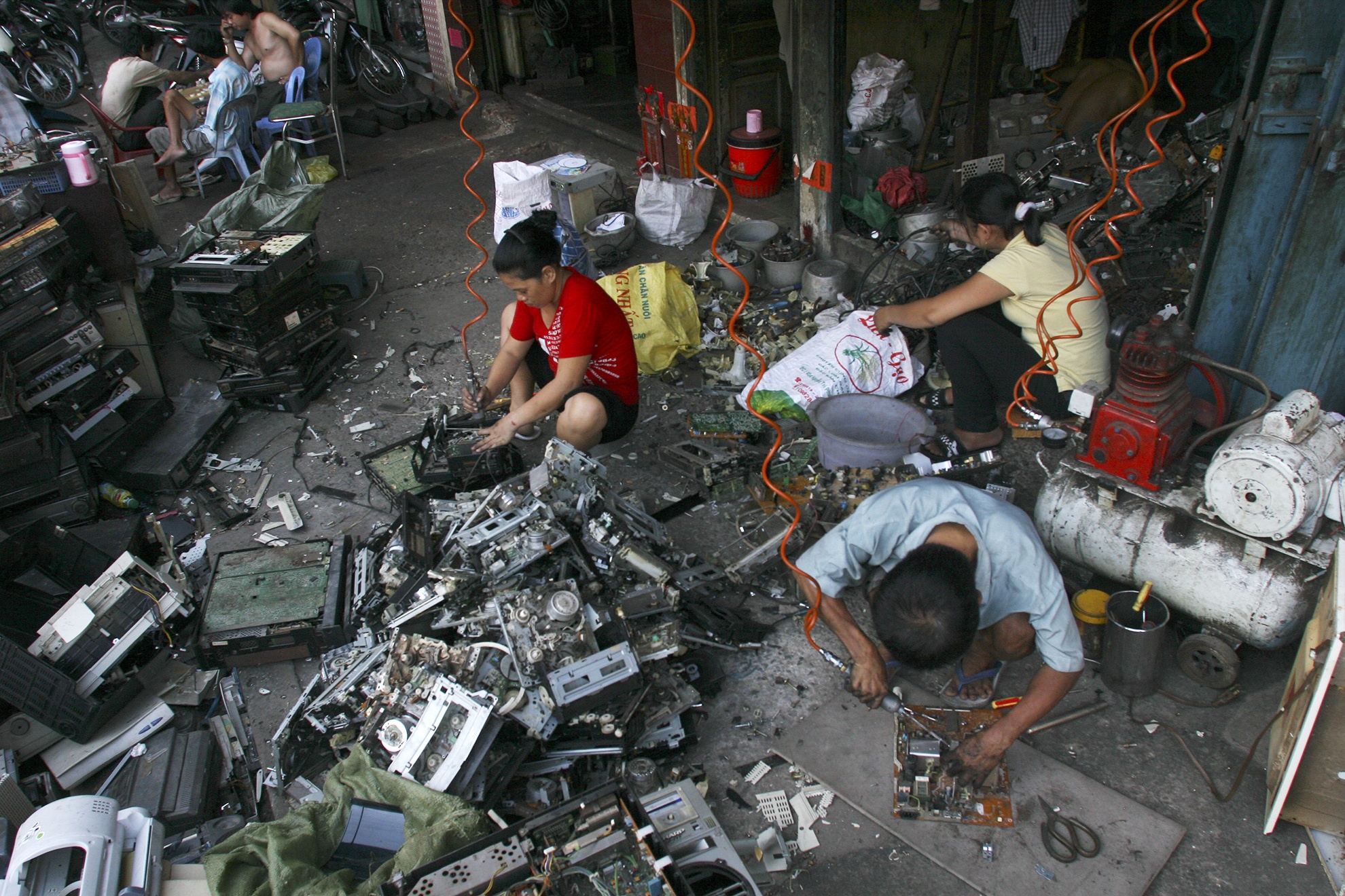 còn nhưng bản mạch điện tử được bóc tách lấy chíp và tụ điện bán lại cho nhưng thợ sữa chữa điện tử trong khu chợ