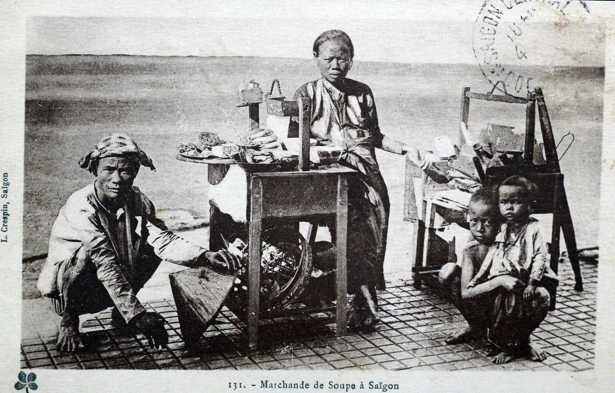 Một loại gánh hành rong khác là cháo và súp. Do nấu nhiều loại khác nhau nên thường chủ gánh thường chọn một góc phố đông người, ngã tư để tiện buôn bán. 