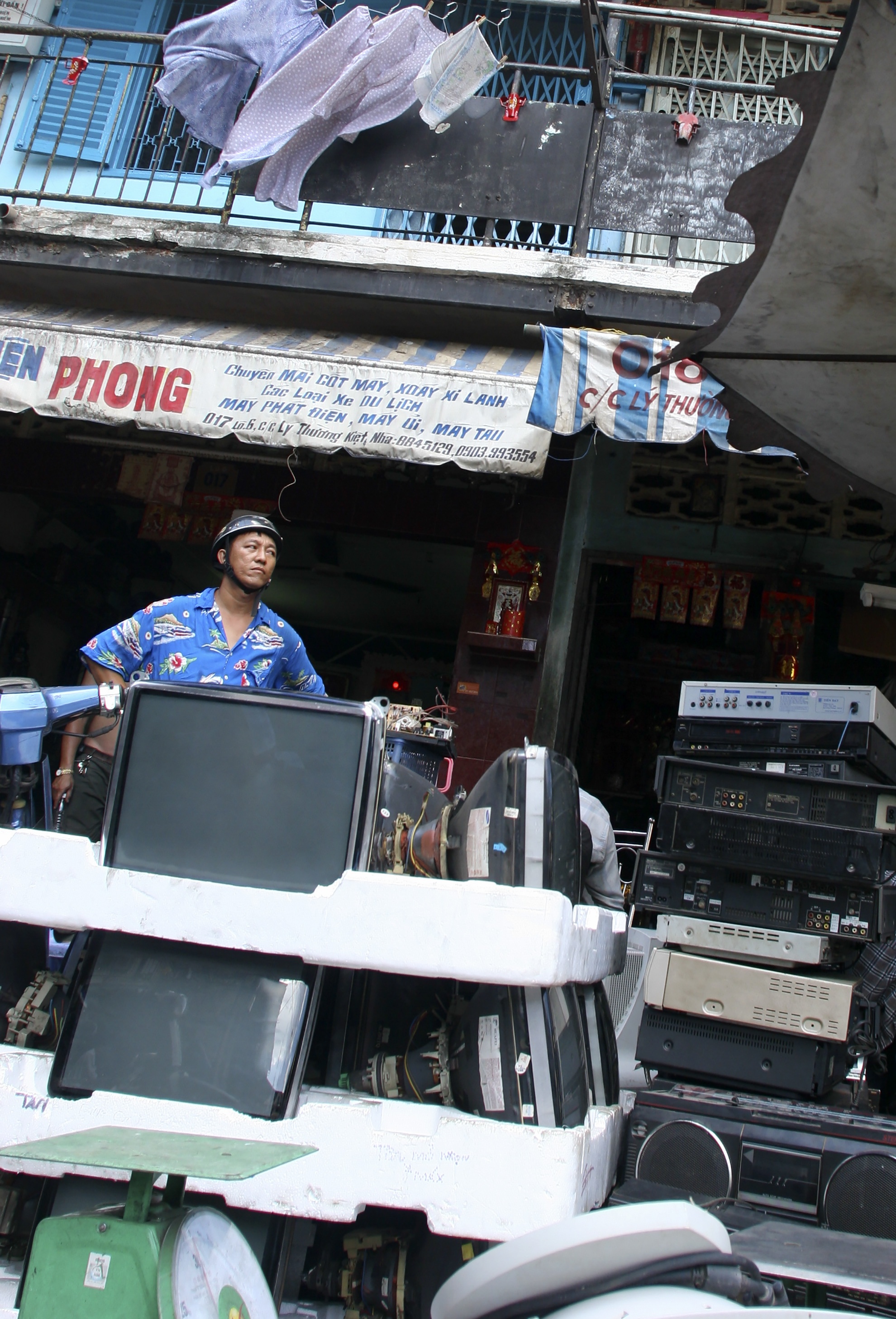 bóng đèn còn tốt tuỳ kích cở được bán với giá 150-200.000