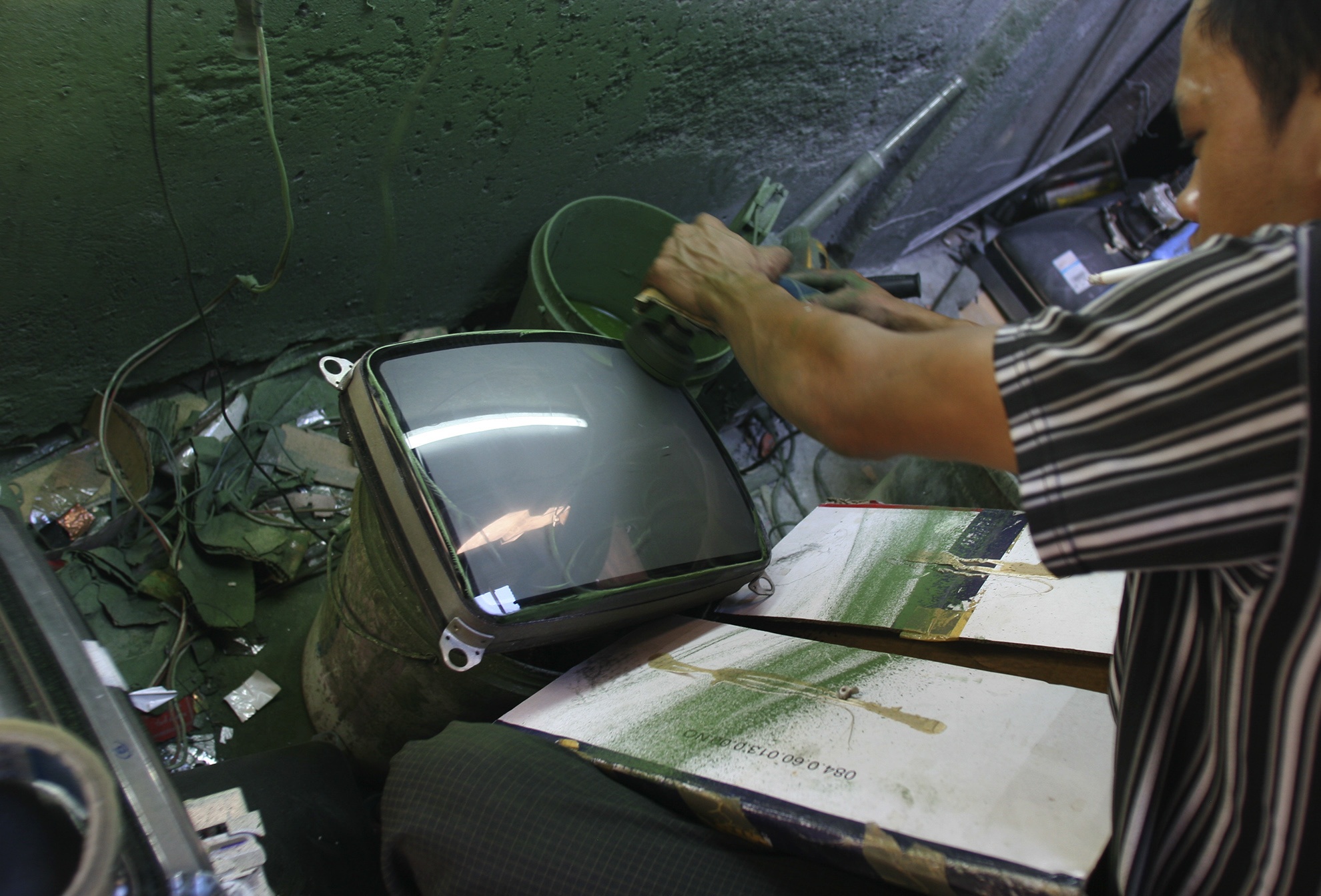 những bóng đèn hình được các cơ sở làm ti vi tân trang lại , cái nào đi xước nhiều sẻ được đánh bóng nhằm loại bỏ vết xước.  Công đánh bóng tuy và kích thước có giá từ 10-20,000