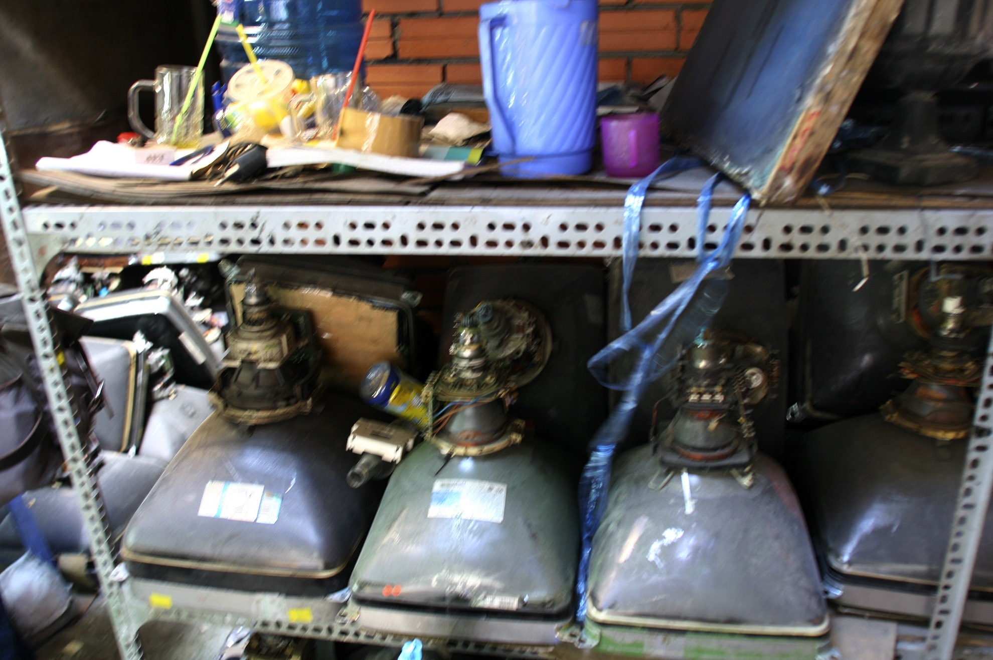 bóng đèn hình đã đươc tân trang xong, cho lên kệ chuẩn bị mốt “kiếp luân hồi” dưới một công năng mới