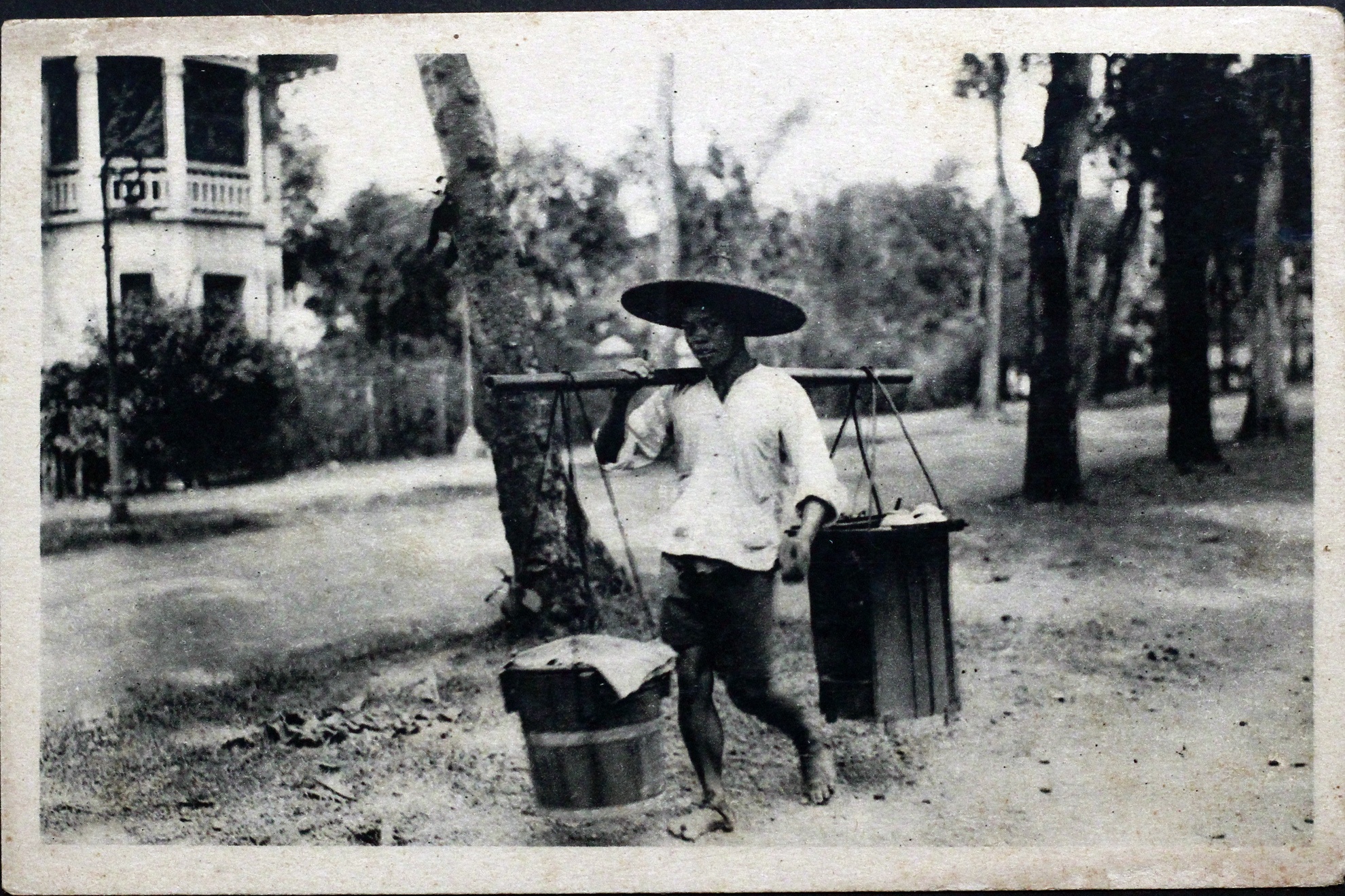 Còn đây là hình ảnh của gánh tàu phớ xưa. Tàu phớ được làm từ đậu tương, có màu trắng ngà, vị bùi bùi. DO được ăn chung với nước đường, nước dừa và cho thêm miếng gừng nhở cay cay. Tàu phớ rất mềm vào miệng là tan ngay.