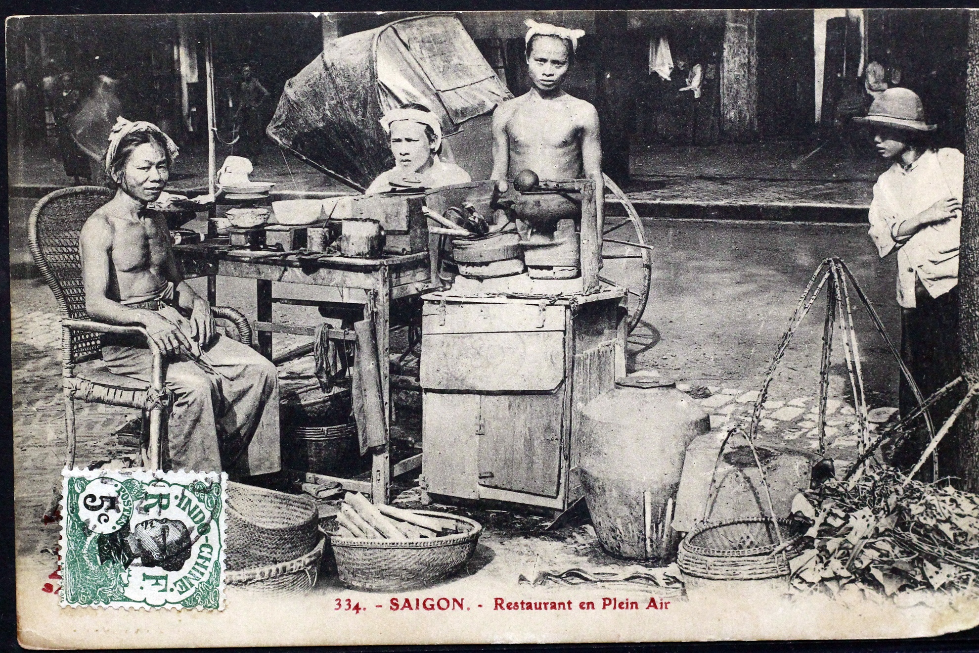 Hình ảnh một quán bán nước giải khát xưa, người bán nước chè hoặc các nước là khác để giải khát.