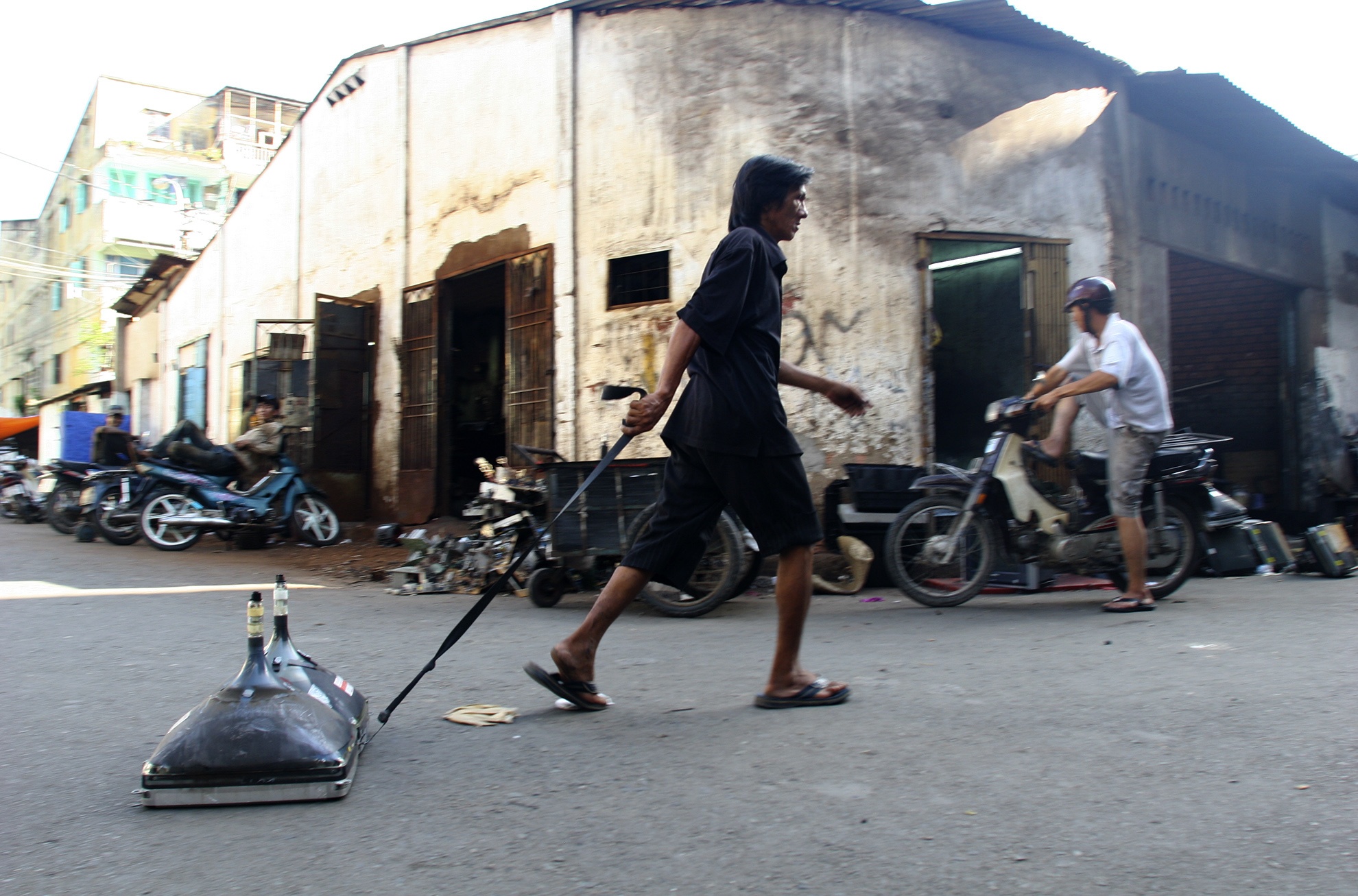 Tho Sai Gon bien may tinh cu thanh tivi hinh anh