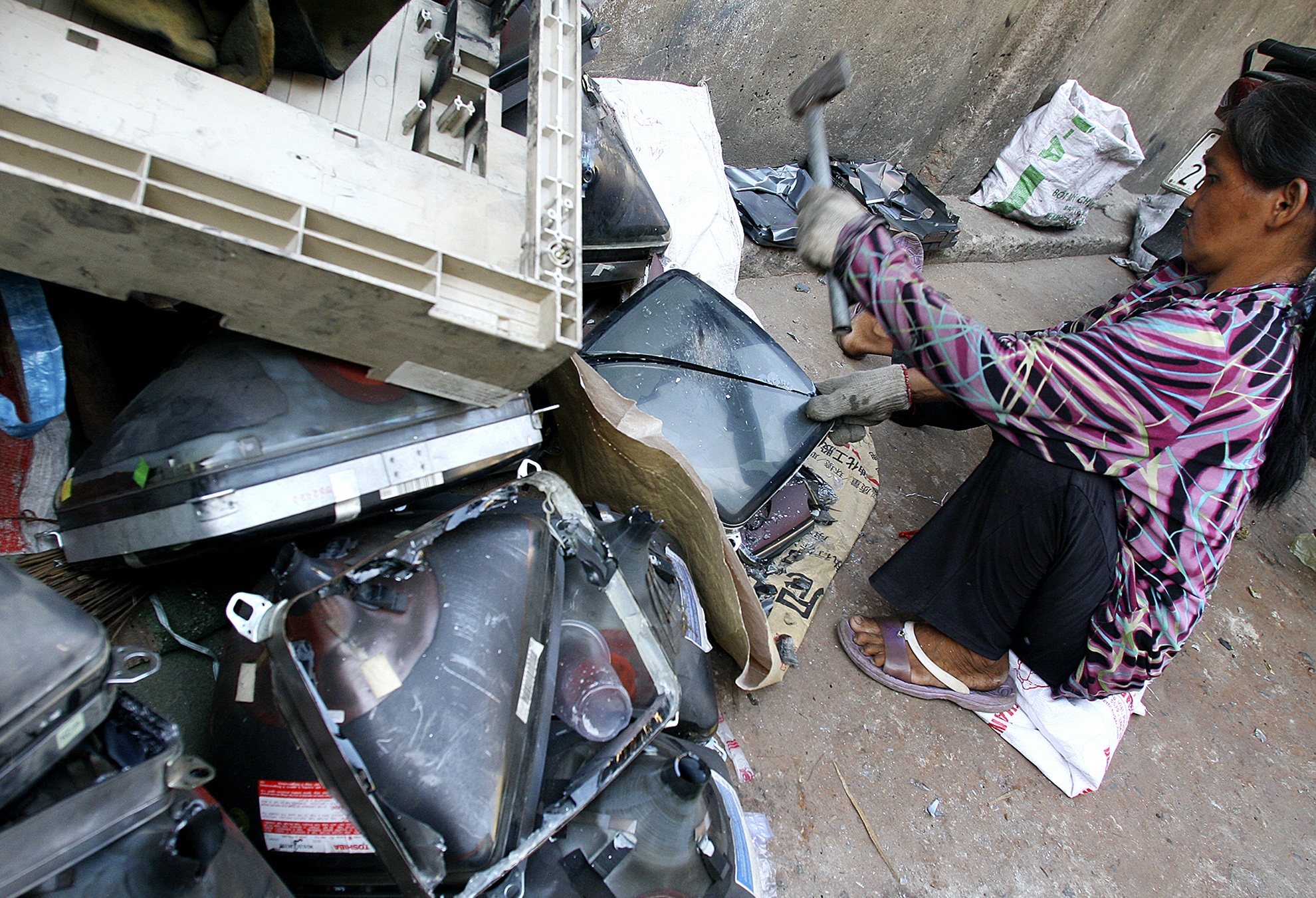 công việc của chị Thuỷ  là đập nát bóng đèn hình không còn xài được và cho vào các bao bố, mỗi ngày chi đạp nát hơn 100 bóng đèn hình các loại, từ đầy màn hình vi tính củ đươcj các lò nấu thuỷ tinh  chuyển công năng .