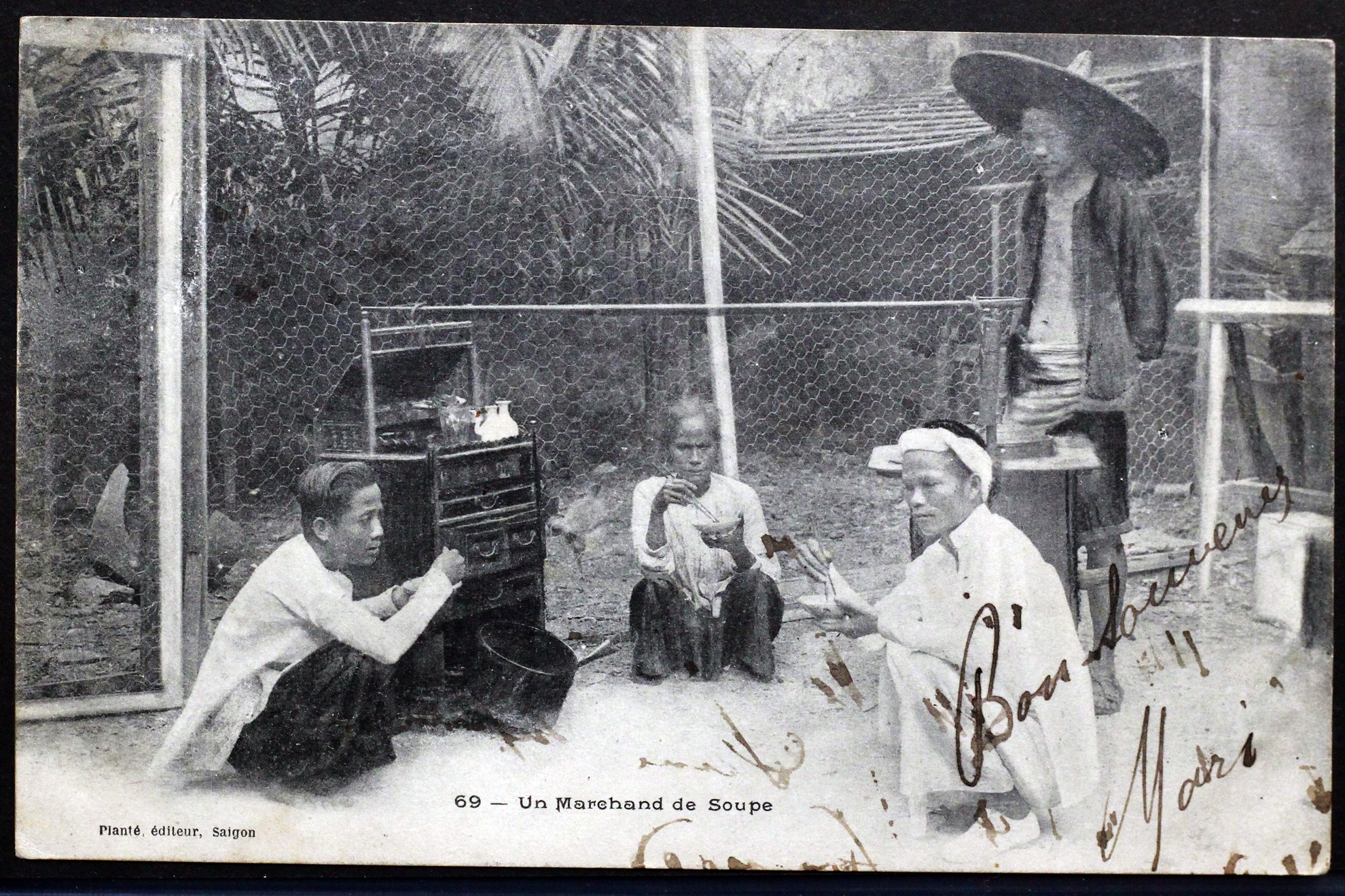 Thêm một hình ảnh của gánh súp dạo của người Hoa kiều.