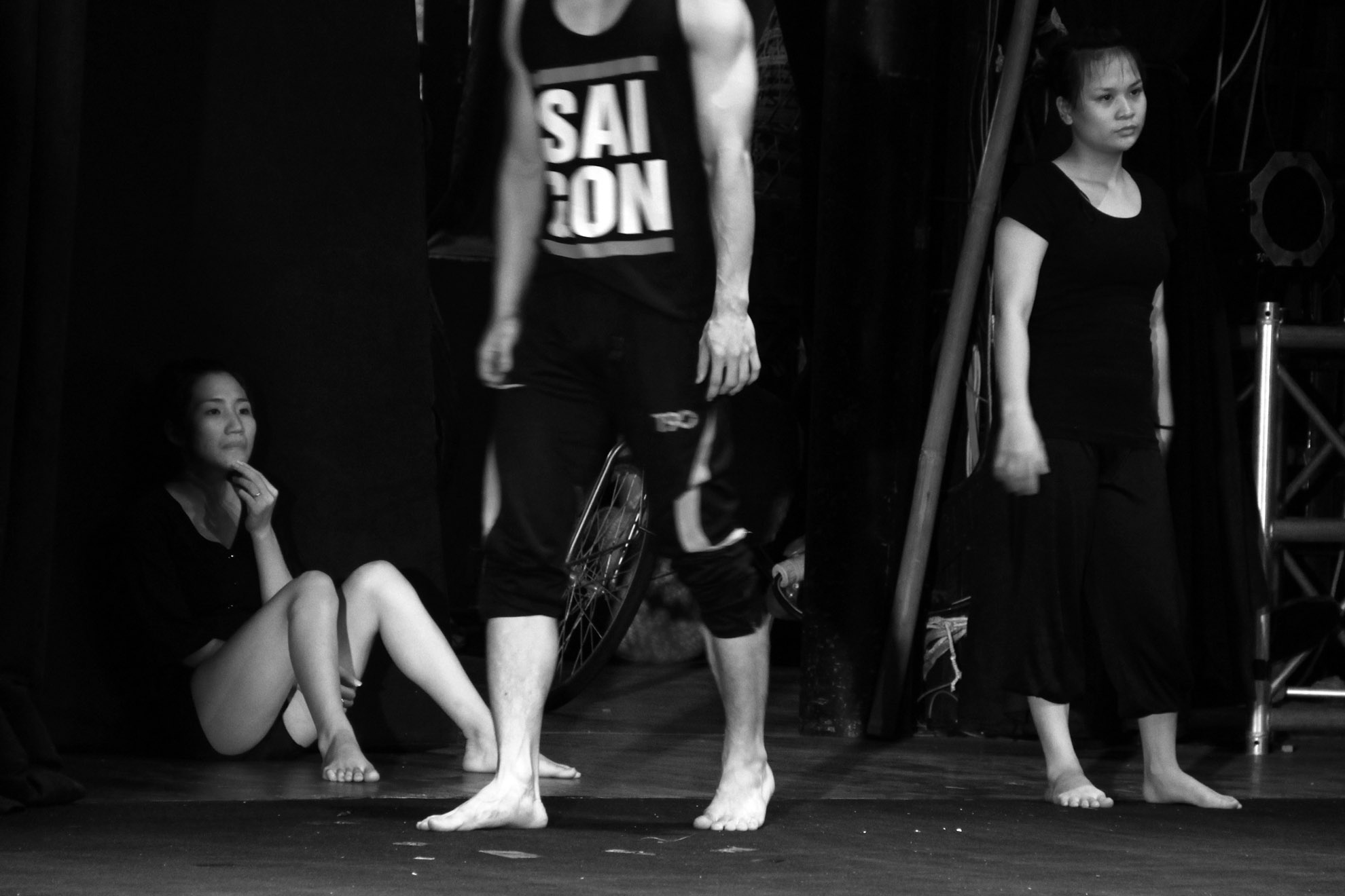 Dù là sức trẻ song những buổi tập luyện liên tục kéo dài làm cho các diễn viên rất căng thẳng. Vì thế có sự luân phiên trong tập luyện, cứ sau mỗi phân cảnh các diễn viên lại nghỉ để lấy sức đồng thời quan sát các bạn diễn tập luyện ở phân cảnh khác.