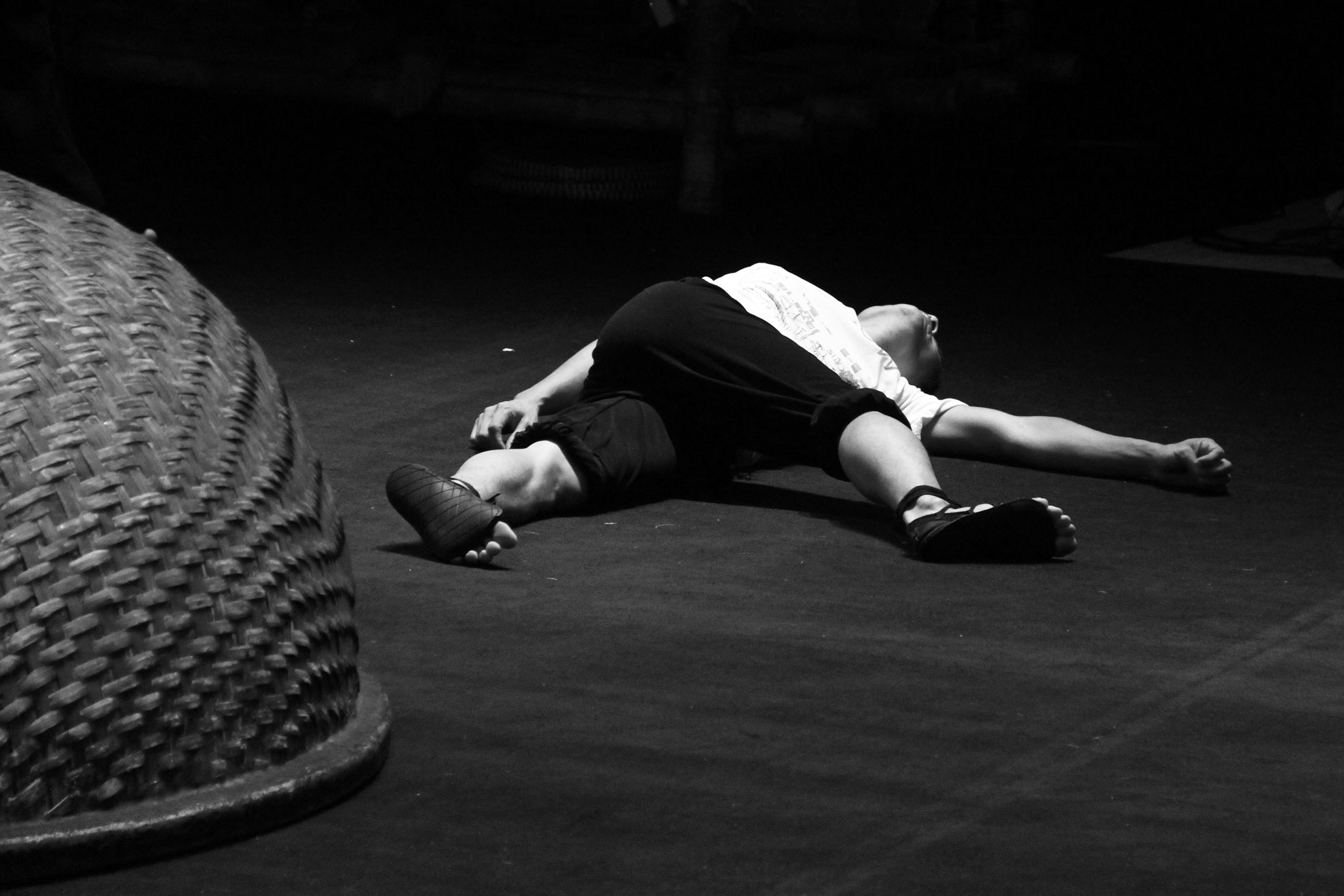 Trong quá trình tập luyện những động tác khó, hoặc tập luyện những động tác kỹ thuật mới, các diễn viên luôn đối mặt với những chấn thương hoặc kiệt sức. Do việc tập luyện có khoa học nên các bạn hạn chế được những chấn thương nặng, phổ biến nhất là bong gân, trật tay, trật chân, chân thương chân tay.