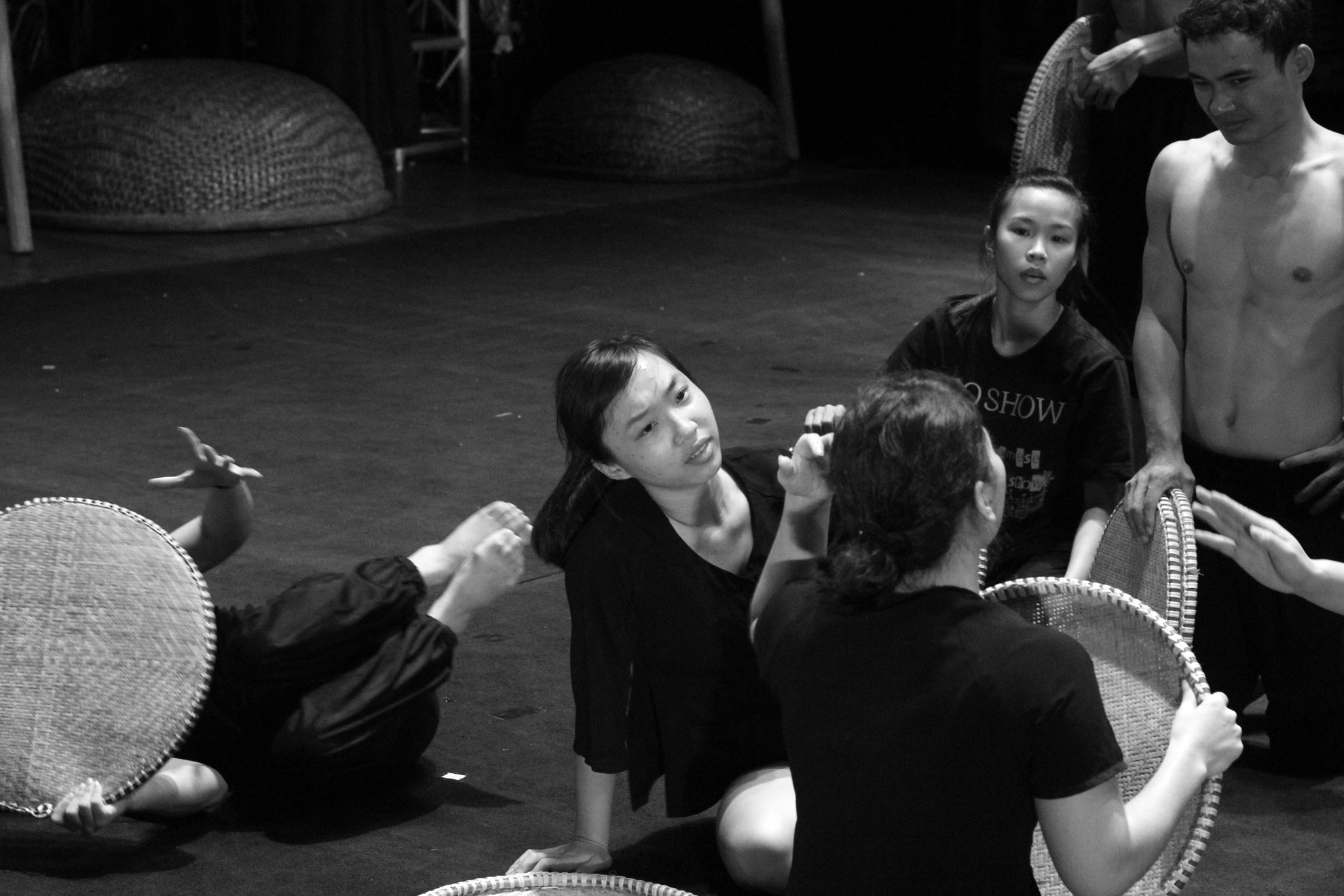 Khi có những khúc mắc trong động tác mới các anh chị em lại cùng nhau lắng nghe nêu ý kiến để hoàn thiện tốt hơn. Với cách làm việc này người diễn viên sẽ học cách tìm tòi sáng tạo và không nhàm chán khi cống hiến cho nghệ thuật.