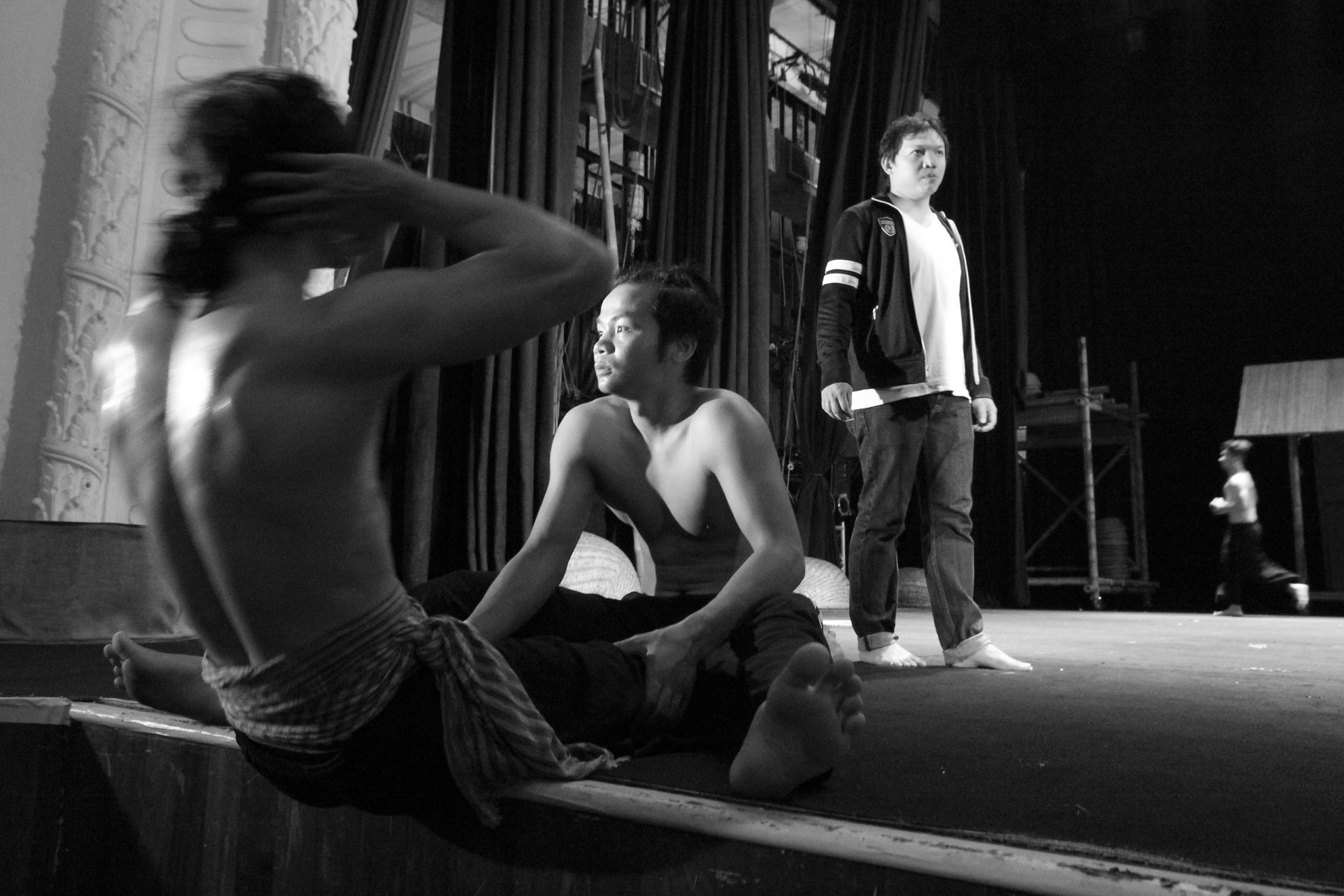 Bùi Quốc Huy 32 tuổi, Trần Đức An 25 tuổi cùng hỗ trợ nhau thực hiện bài tập thể lực 