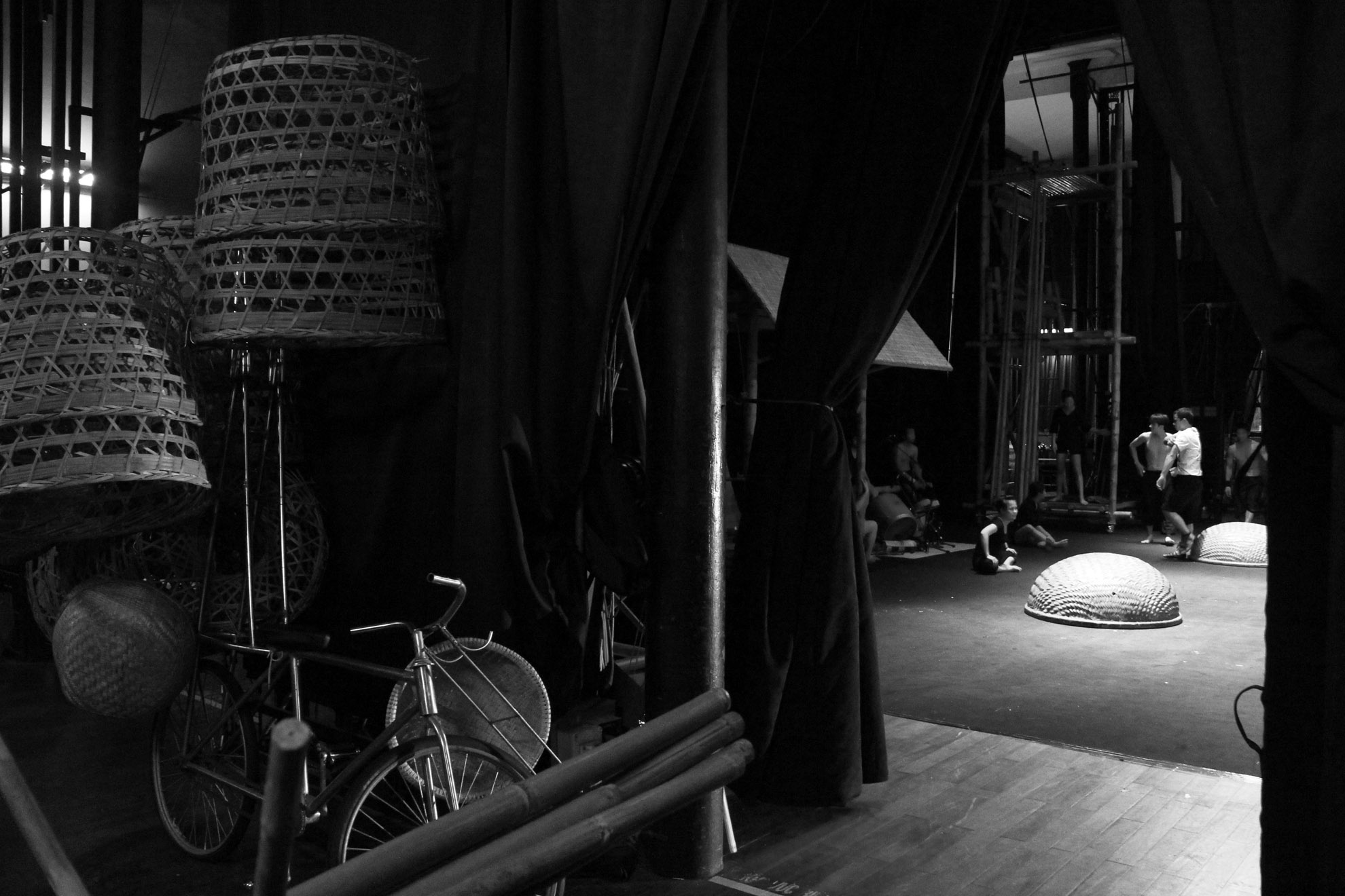 Vì là thể loại kịch kết hợp xiếc nên đòi hỏi người nghệ sĩ biểu diễn phải có kỹ thuật cực cao của bộ môn xiếc truyền thống nhưng kèm theo đó là sự cảm nhạc và nhập hồn vào vai diễn một cách tinh tế đầy xúc cảm. Vở diễn được đạo diễn Tuấn Lê dàn dựng công phu với các vật dụng biểu diễn được làm từ cây tre Việt Nam để tạo nên sự gần gũi thân quen với làng quê Nam bộ Việt Nam như hàng quán, cầu khỉ, sạp, thúng, cần xé, rổ rá, mẹt, nia…