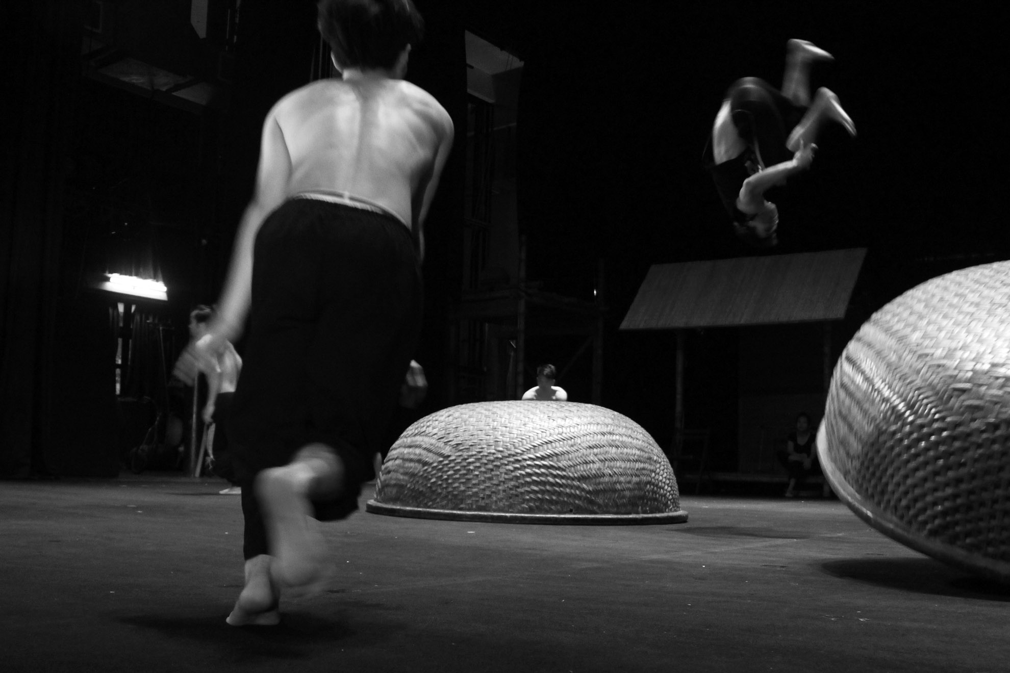 Là loại hình kịch xiếc nên đòi hỏi các diễn viên có kỹ thuật rất cao về xiếc để thực hiện các pha nhào lộn trình diễn trên không.